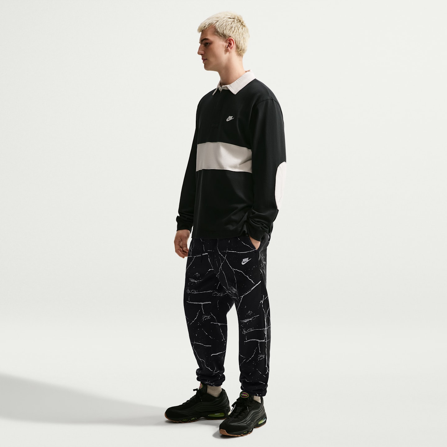 Мужские флисовые брюки с манжетами Nike Club, цвет: Чёрный / Молочный