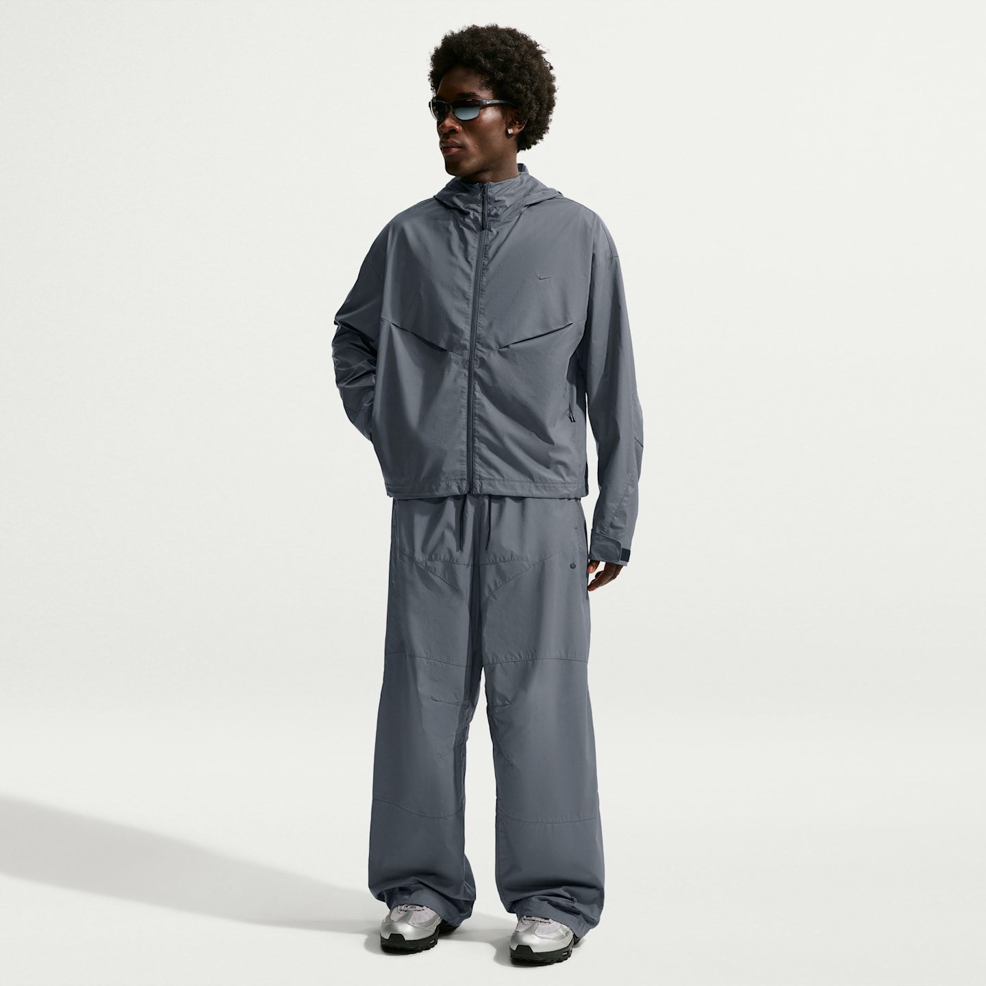 Мужские светоотражающие брюки Nike Tech свободного кроя, цвет: Сланцевый / Чёрный — фото 1