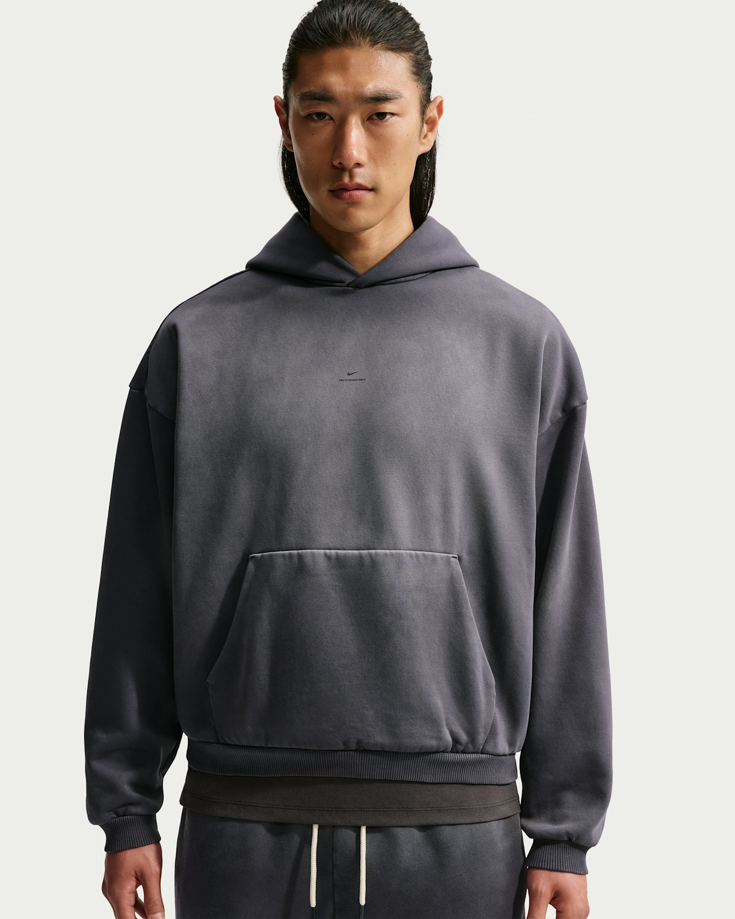 Мужское плотное баскетбольное худи-пуловер Nike Standard Issue с начёсом, цвет: Чёрный / Бледная слоновая кость — фото 6