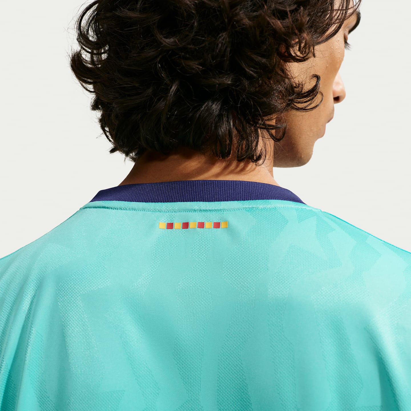 Мужской топ Nike FC Barcelona 2026/27 Stadium Third Dri-FIT Soccer Long-Sleeve Replica Jersey, цвет: Зелёный морозный / Красный — фото 2