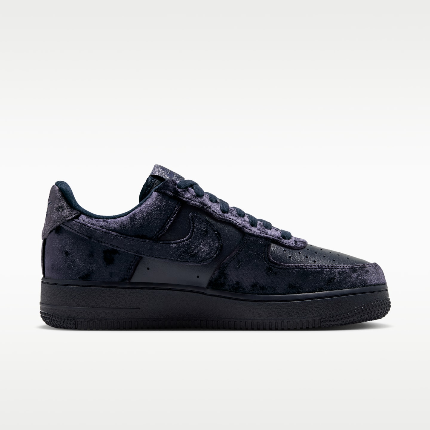 Женские кроссовки Nike Air Force 1 '07 SE Velvet, цвет: Обсидиановый / Чёрный — фото 3