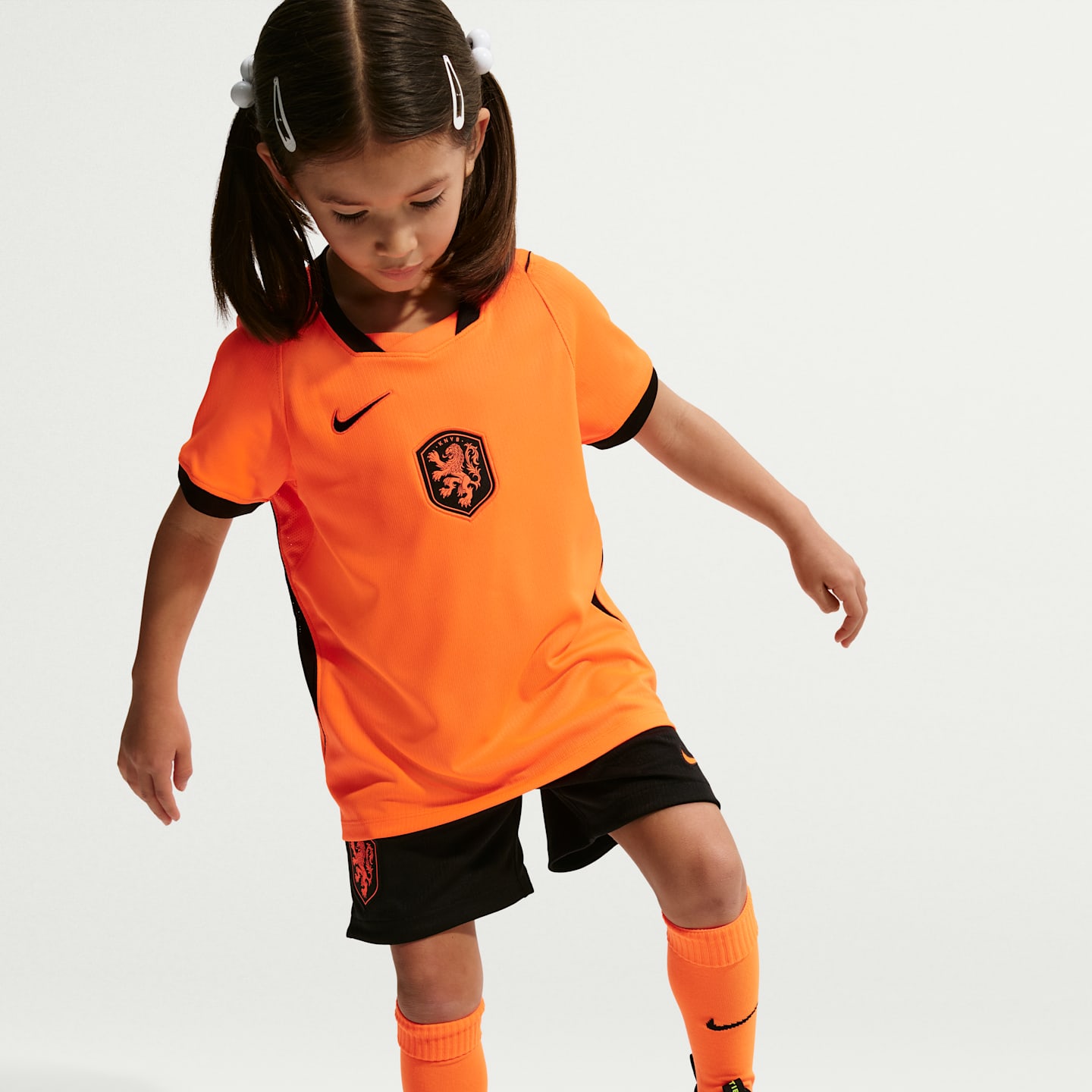 Детский футбольный комплект Nike Netherlands 2026 Stadium Home из 3 предметов, цвет: Малиновый / Чёрный — фото 6