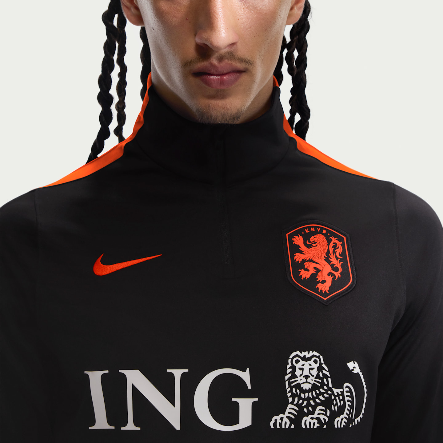 Мужской тренировочный футбольный топ Nike Dri-FIT Netherlands Strike, цвет: Чёрный / Малиновый — фото 4
