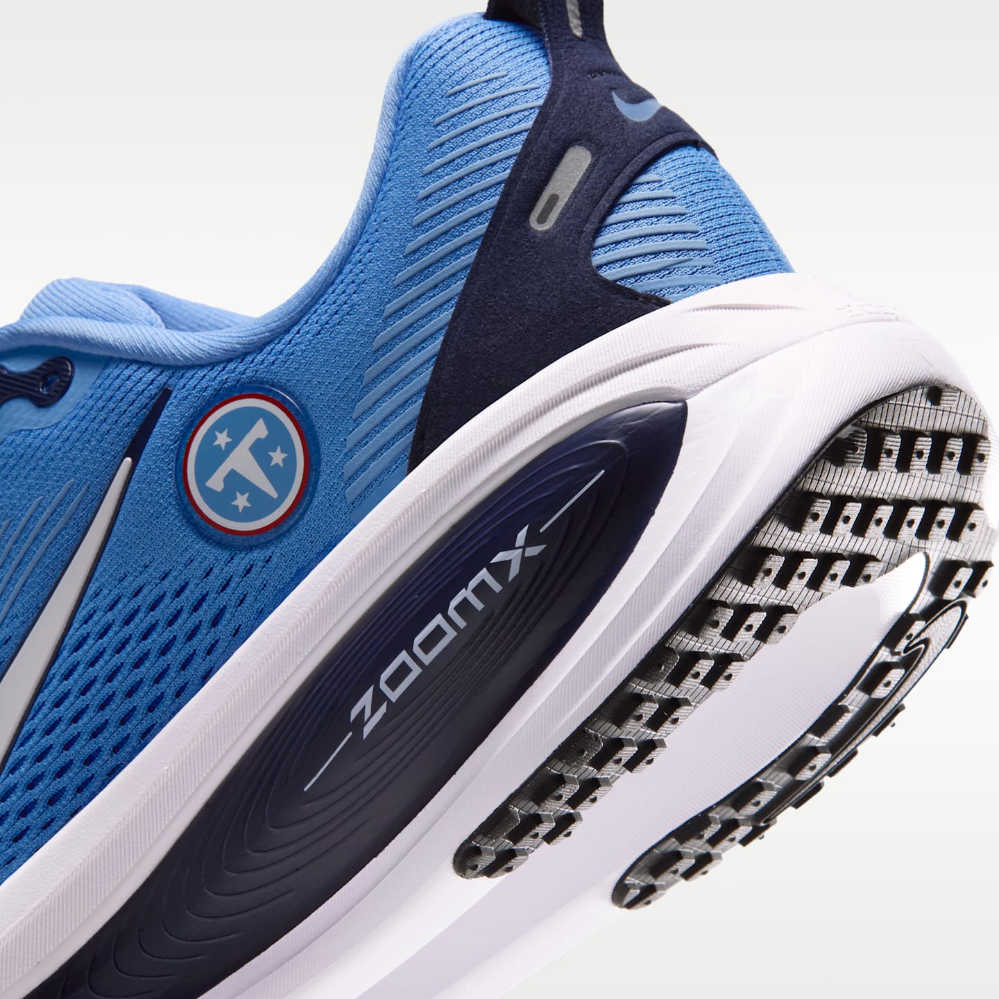 Мужские кроссовки Nike Vomero 18 (Tennessee Titans) NFL Road Running, цвет: Тёмно-синий / Белый — фото 8
