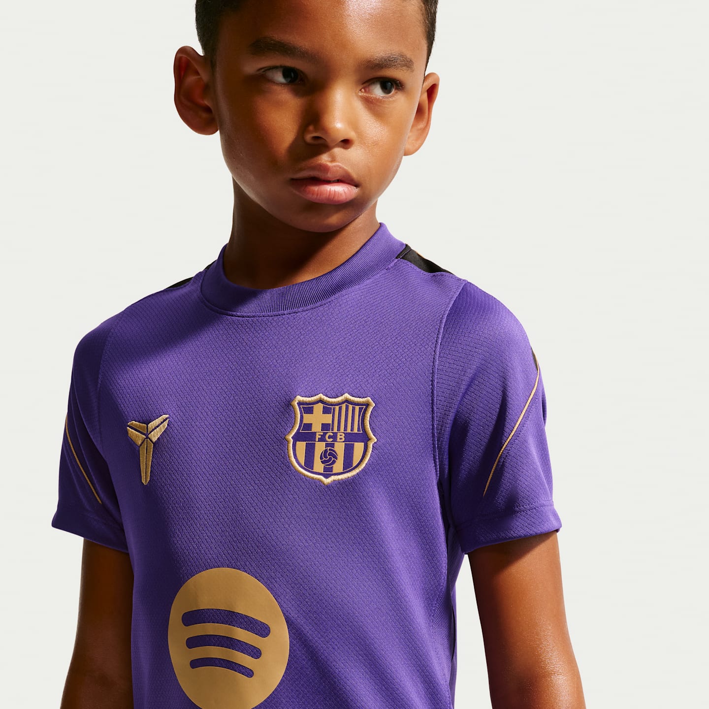 Детский топ Nike FC Barcelona Strike Away Kobe Dri-FIT Soccer Short-Sleeve, цвет: Фиолетовый / Золотой — фото 3