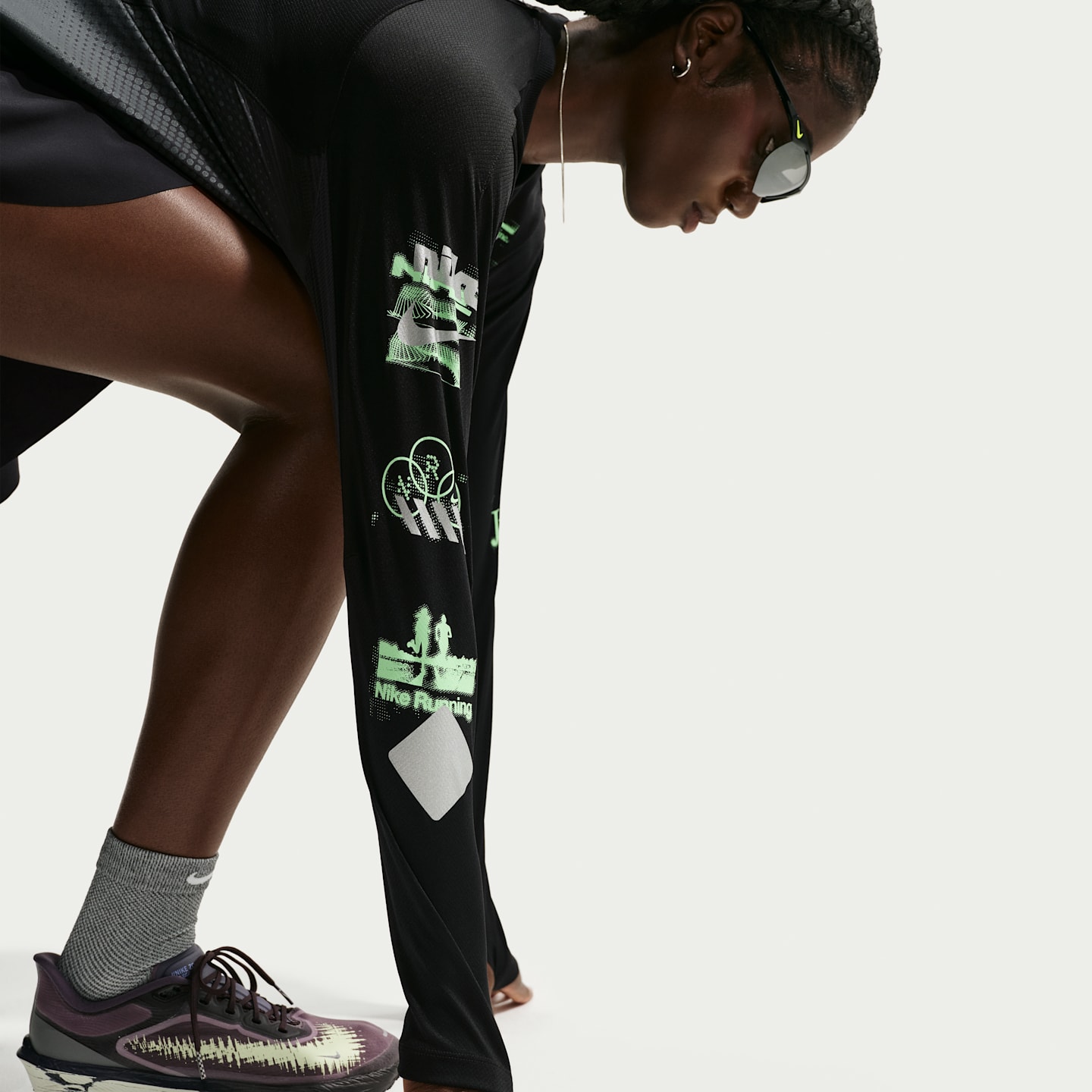 Женский беговой лонгслив Nike Swift, цвет: Чёрный / Железный серый — фото 3