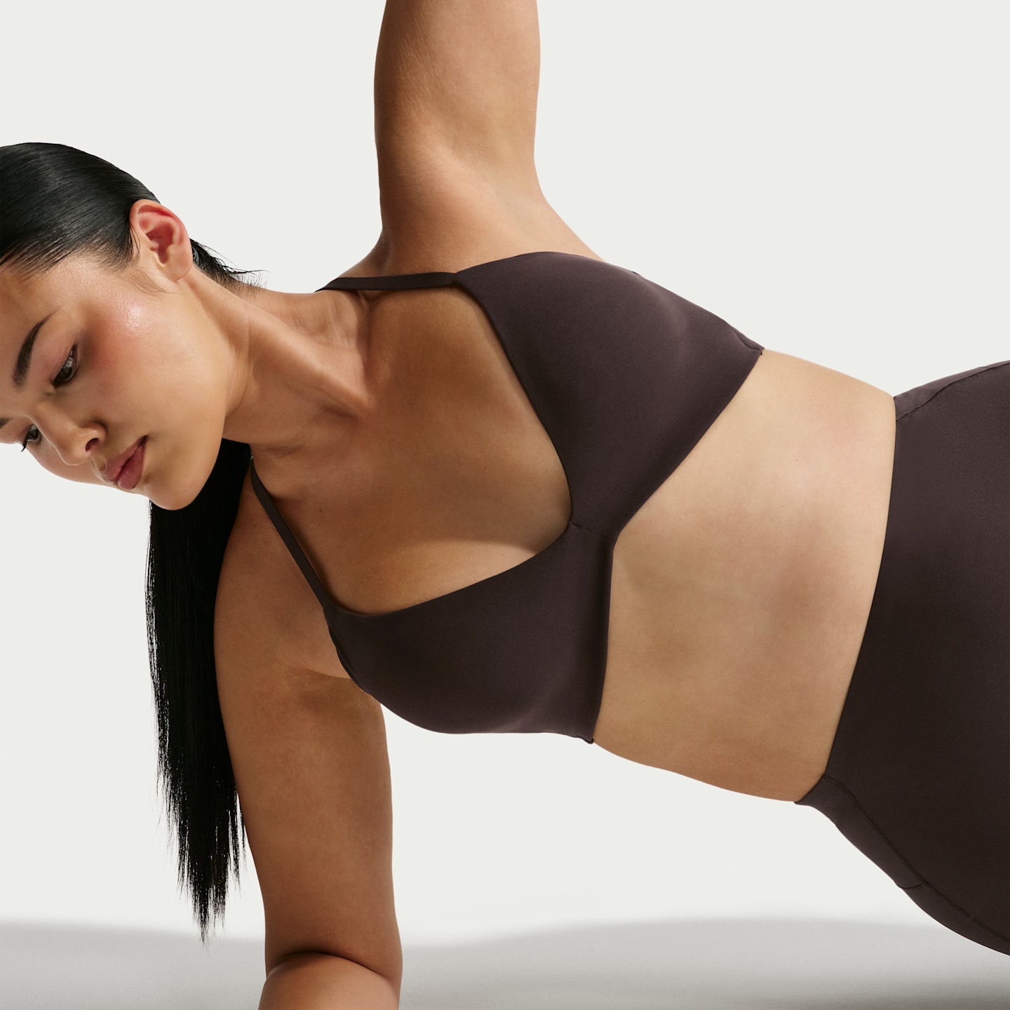 Женский спортивный бюстгальтер NikeSKIMS Studio Stretch треугольной формы, цвет: Кофейный — фото 9