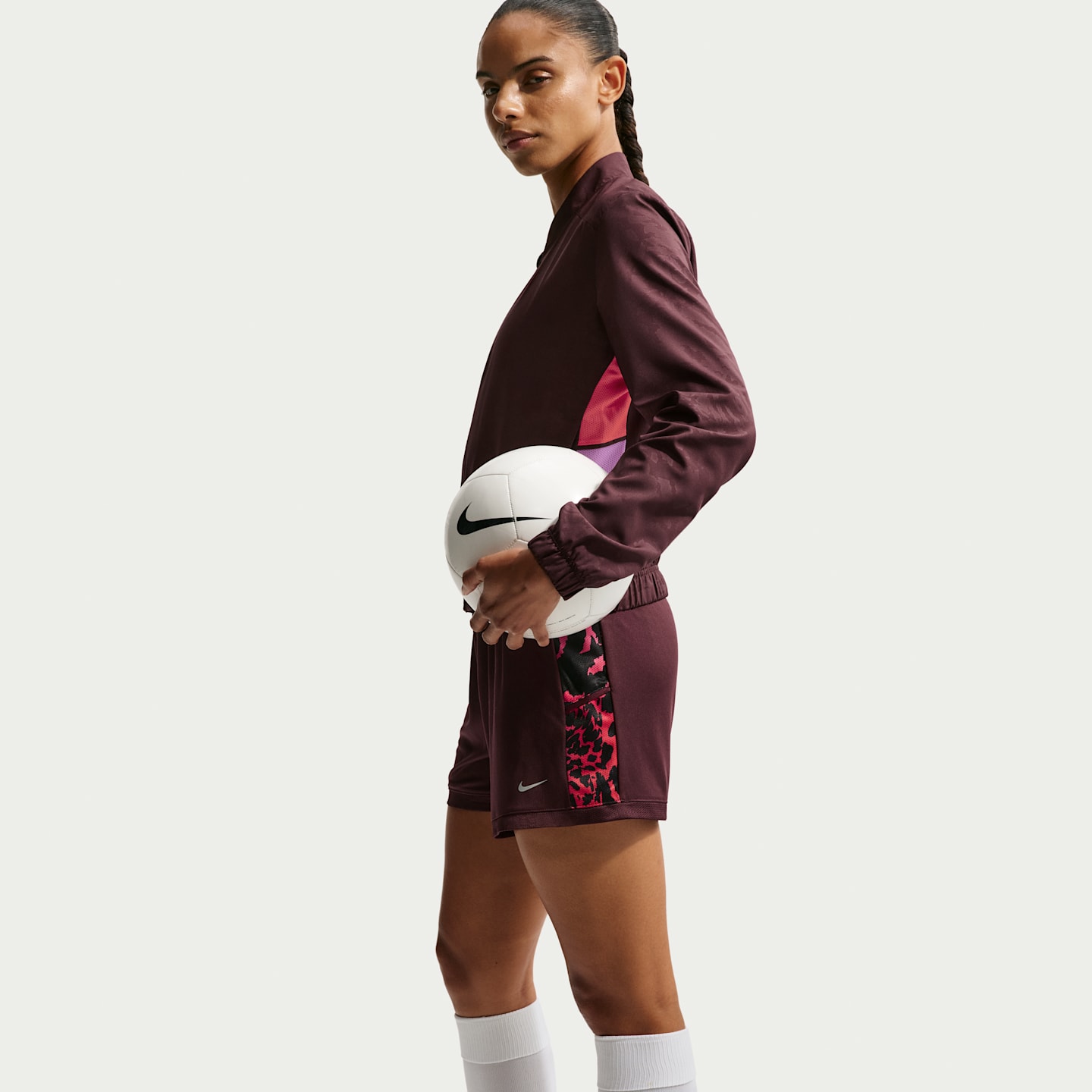 Женские футбольные трикотажные шорты Nike United Academy Dri-FIT, цвет: Бордовый / Разноцветный — фото 4
