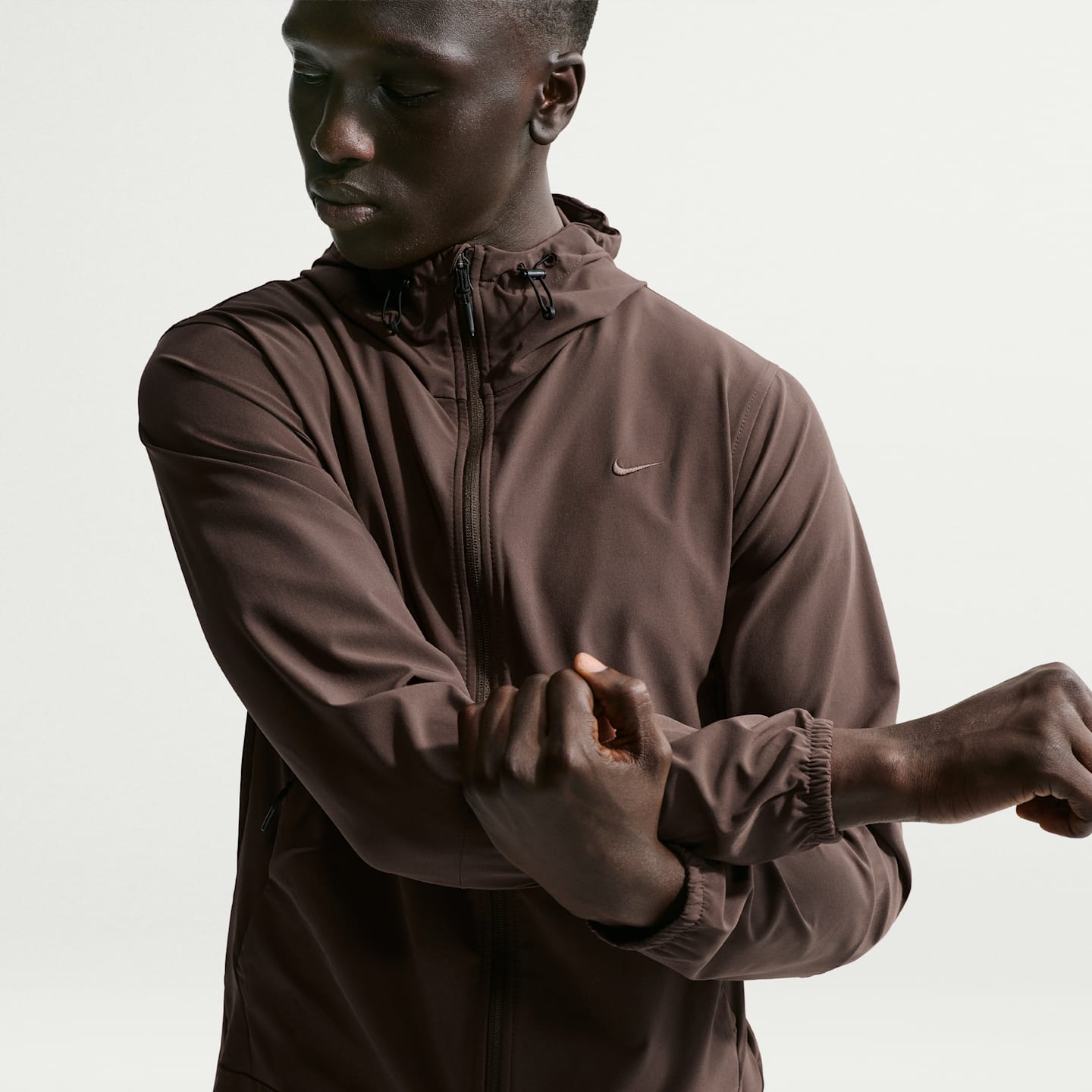 Мужская универсальная куртка Nike Unlimited Repel с капюшоном, цвет: Коричневый / Чёрный — фото 3