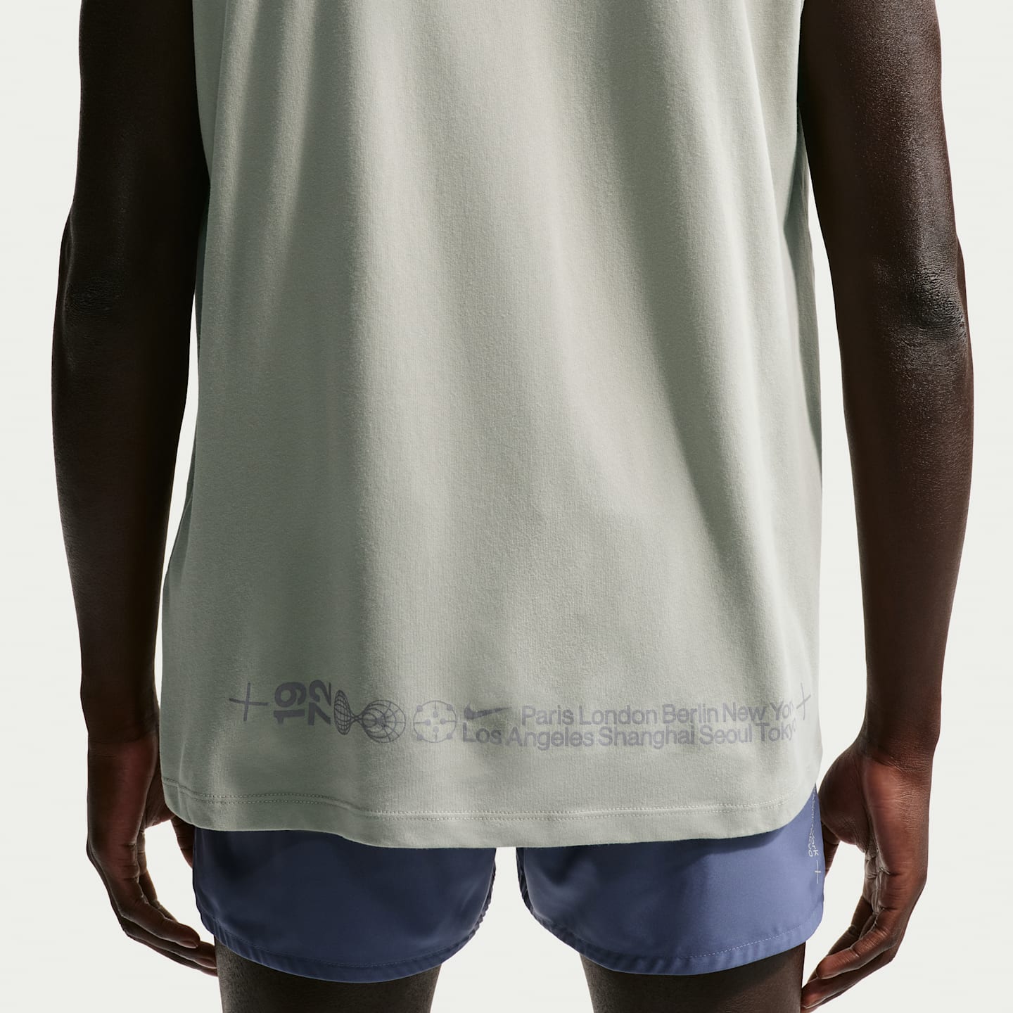 Мужская беговая футболка Nike Dri-FIT без рукавов, цвет: Еловый туманный / Серебряный шалфейный — фото 2