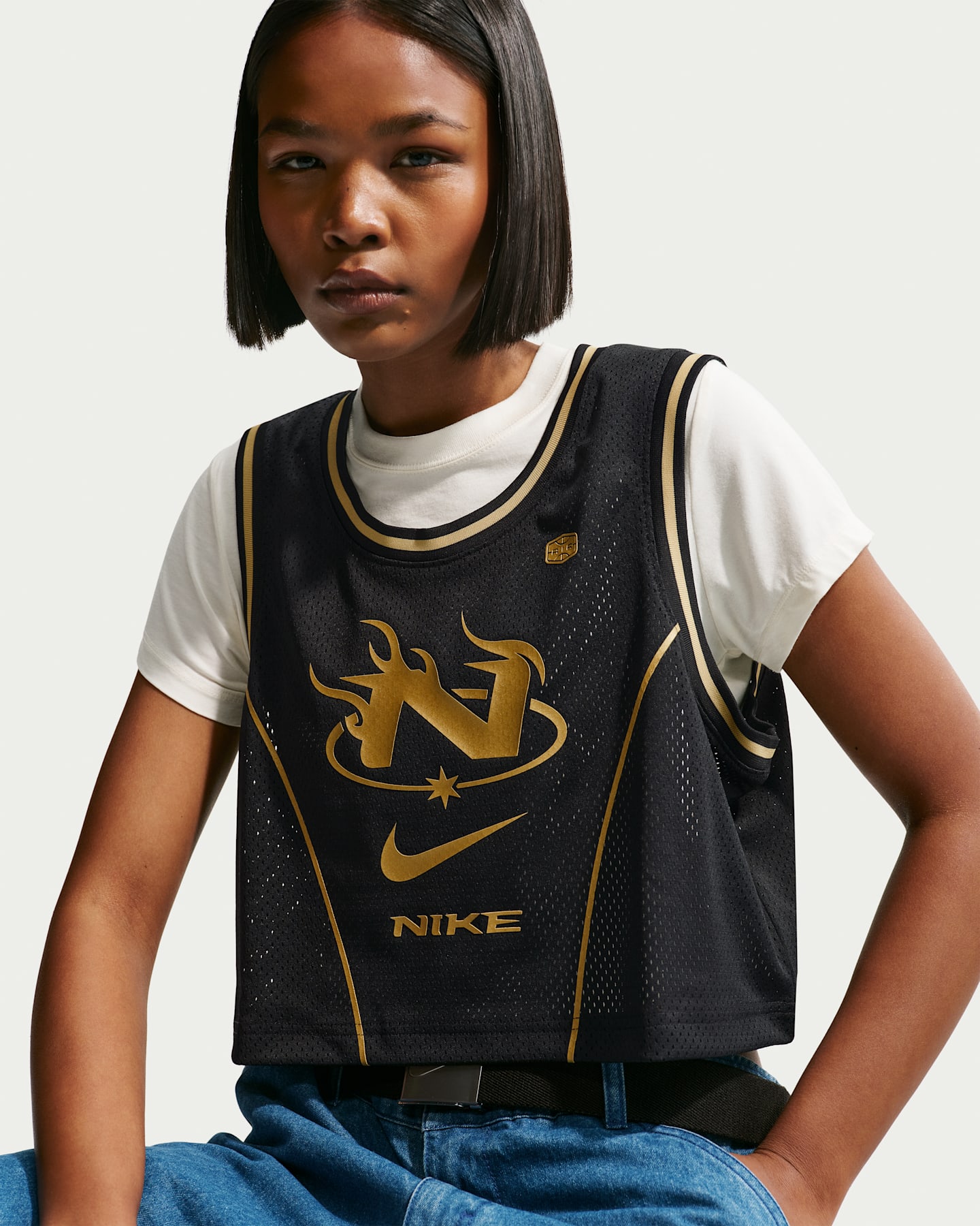Женский топ Nike Sportswear Cropped Jersey, цвет: Чёрный / Светло-бежевый золотой — фото 6