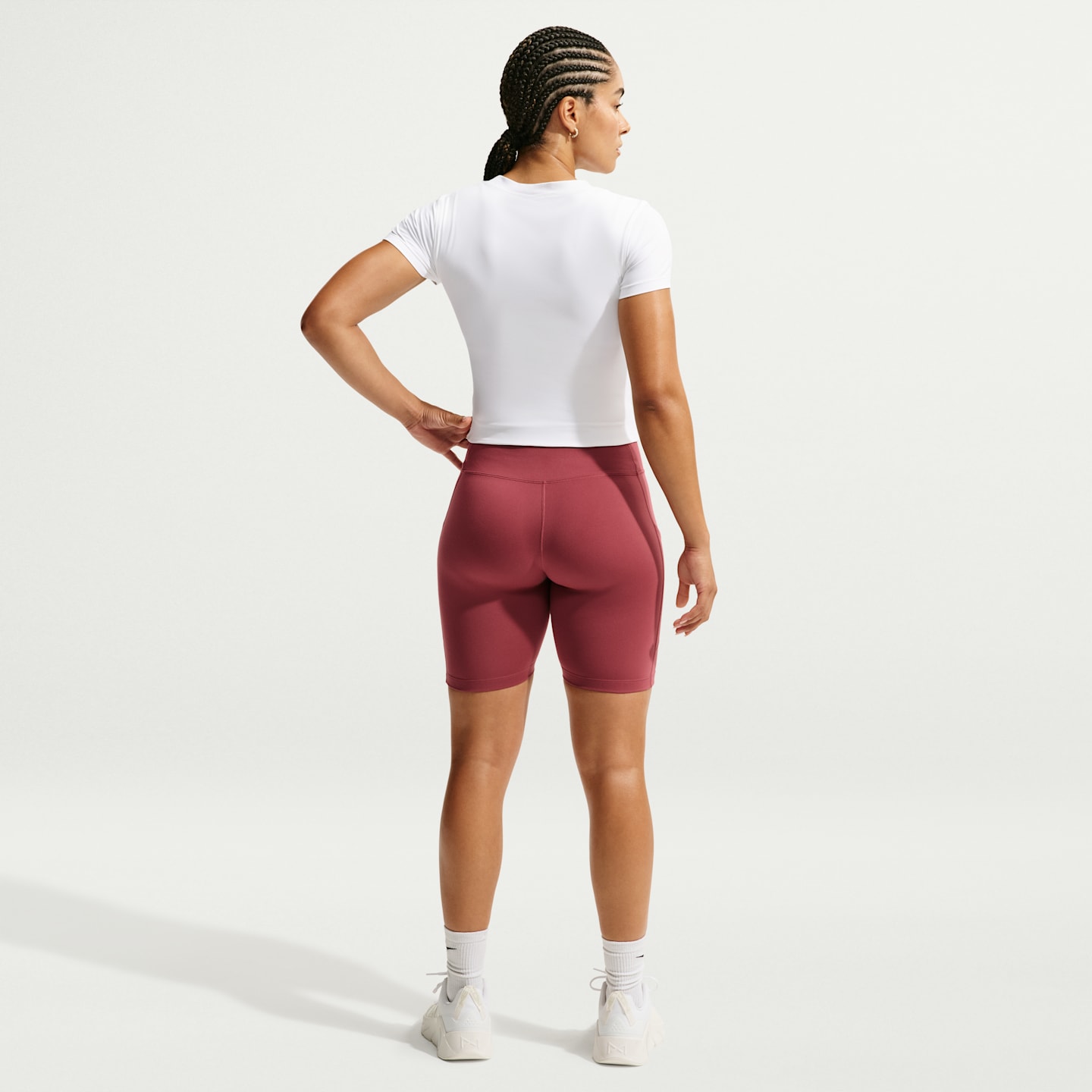 Спортивное бра Dri-FIT, уплотнённая чашка, лёгкая поддержка — Nike, цвет: Белый / Чёрный — фото 5