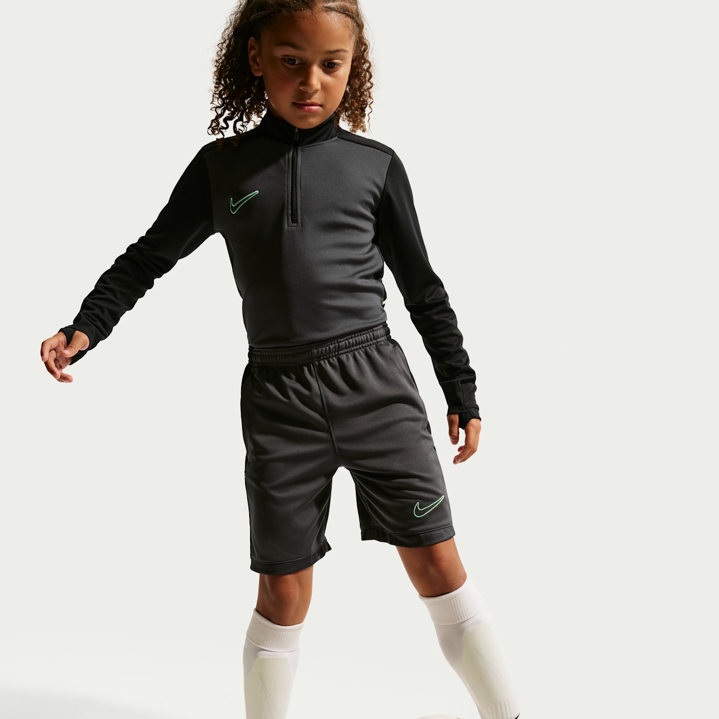 Детские футбольные трикотажные шорты Nike Academy Dri-FIT, цвет: Антрацитовый / Зелёный — фото 5