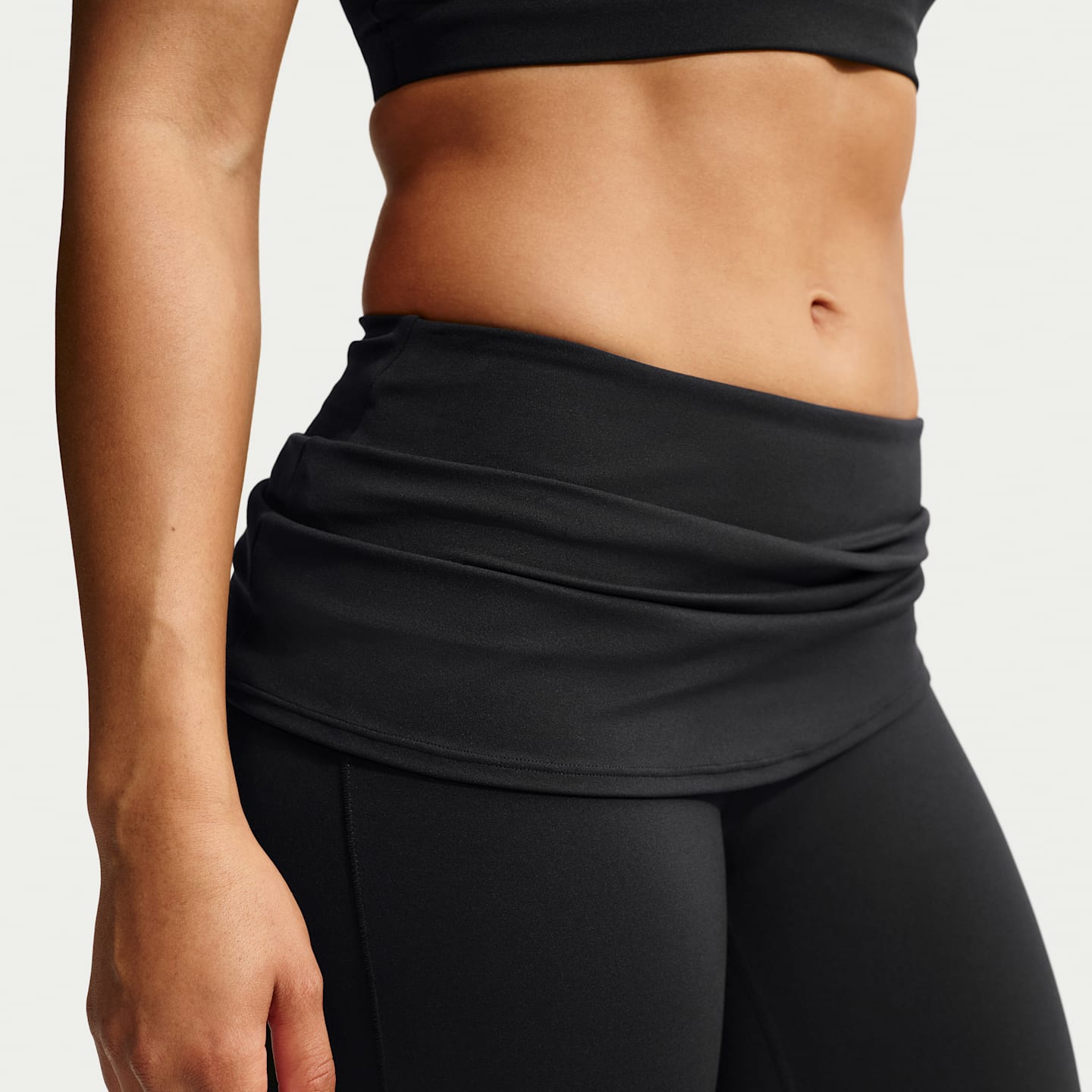 Женские брюки Nike Zenvy Dri-FIT со средней посадкой и многослойной юбкой, цвет: Чёрный / Холодный серый — фото 6
