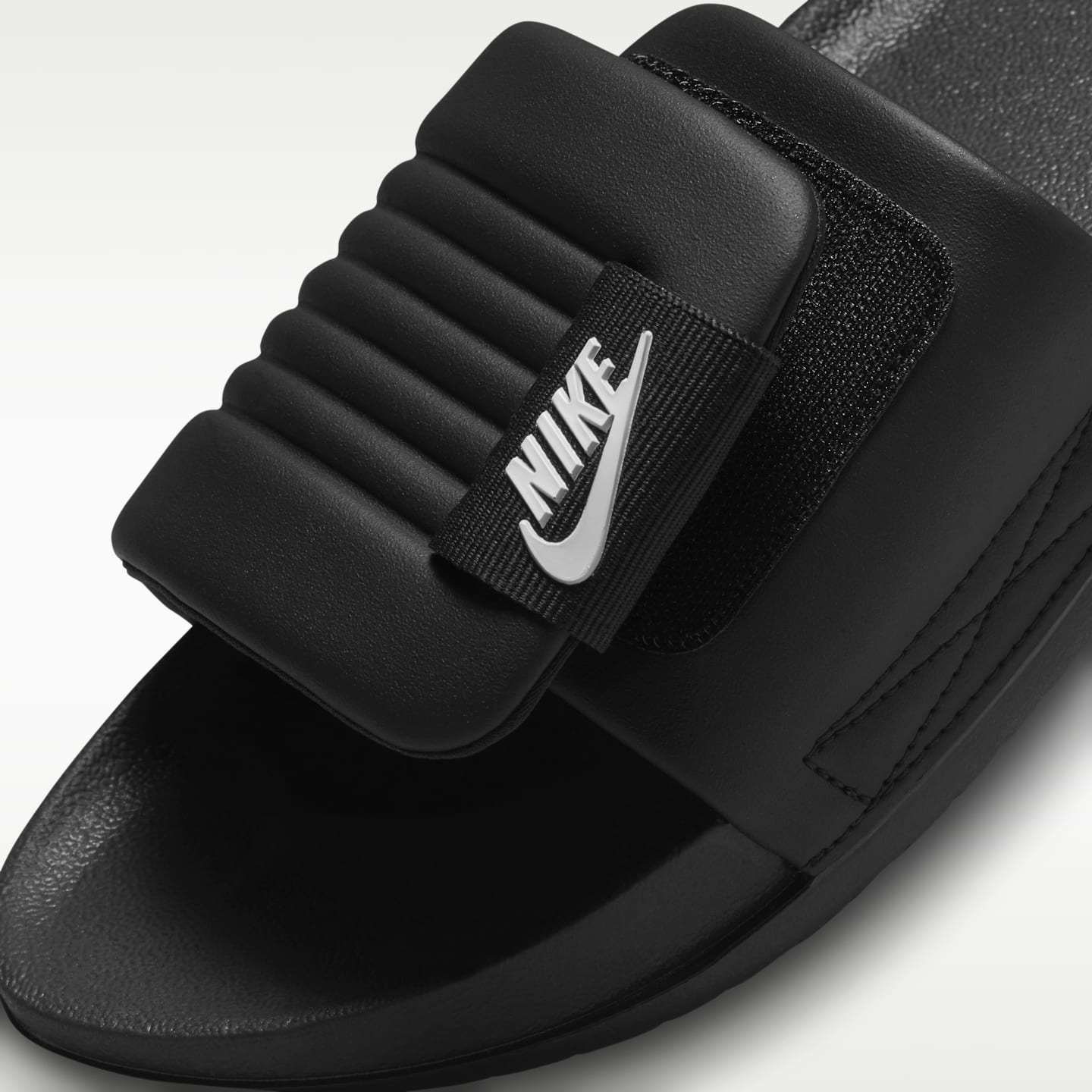 Женские сандалии Nike Offcourt Adjust, цвет: Чёрный / Белый — фото 6