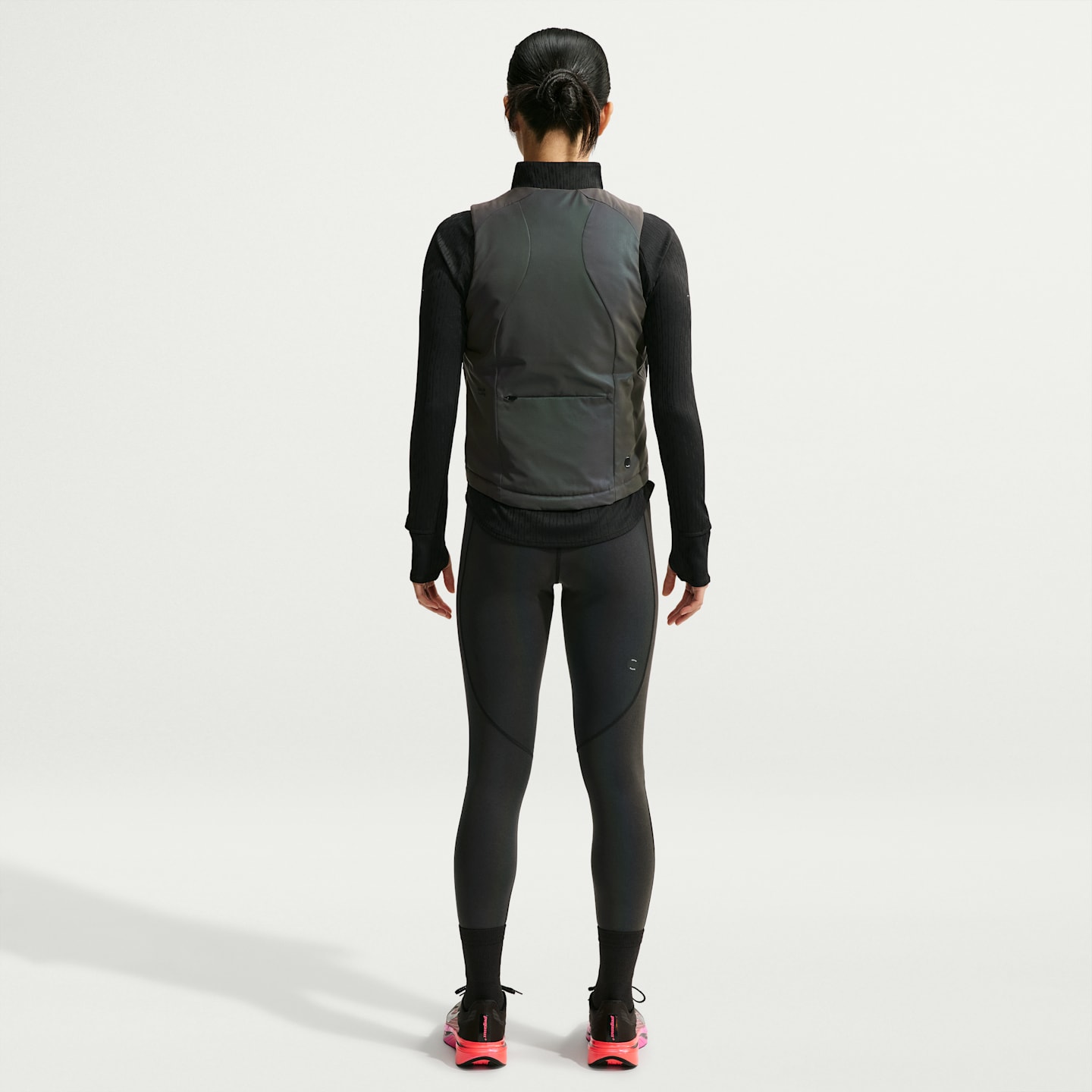 Женский жилет NikeLab Running Flash Therma-FIT Vest, цвет: Разноцветный / Чёрный — фото 5