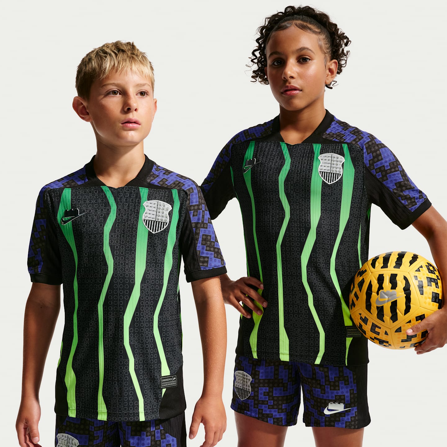 Детский топ Nike x LEGO® Collection Aero-FIT Soccer Jersey, цвет: Чёрный / Светлый лаймовый — фото 1