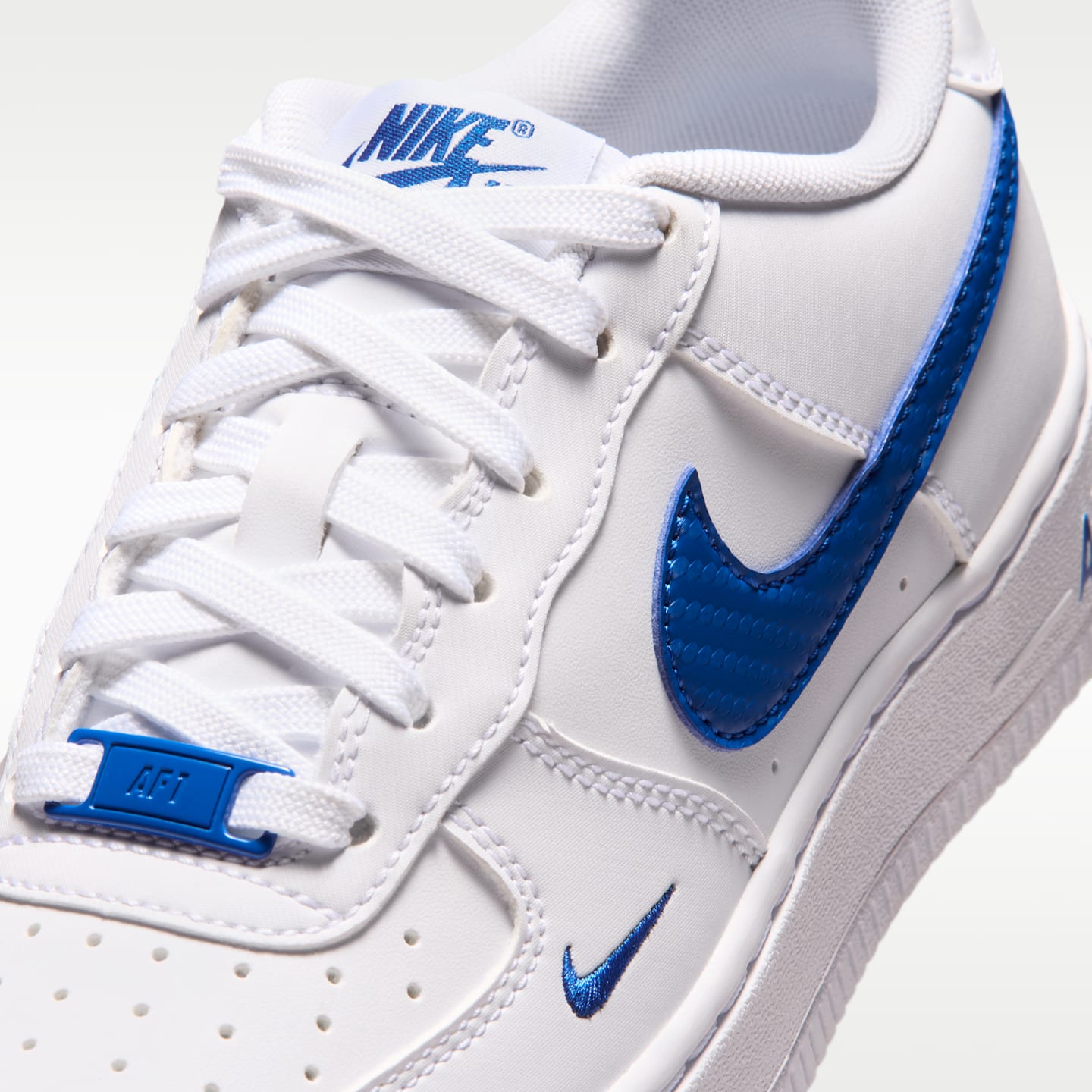 Детские кроссовки Nike Air Force 1 Tech Essential, цвет: Белый / Королевский синий — фото 7