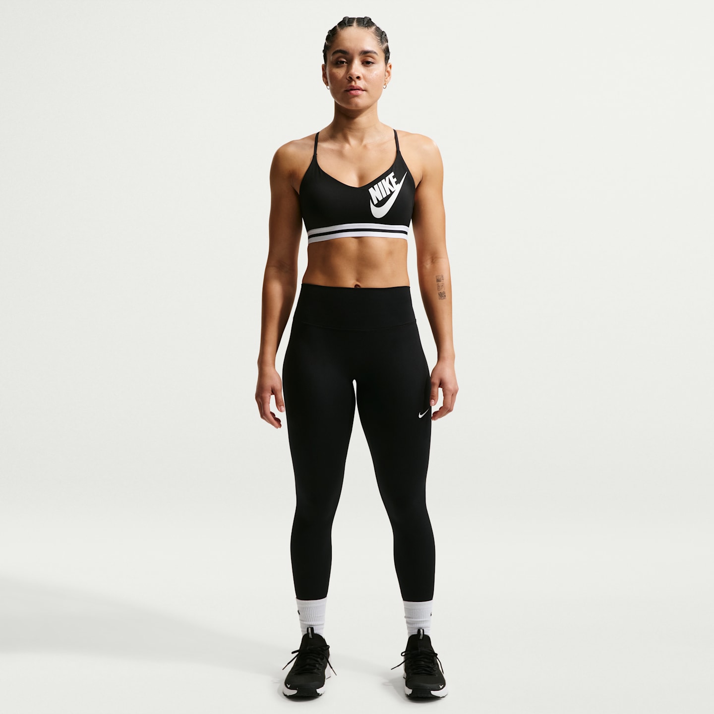 Спортивное бра Indy, лёгкая поддержка — Nike, цвет: Чёрный / Белый — фото 4