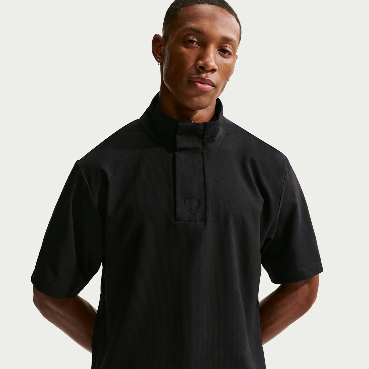 Мужская ветровка для гольфа Nike Tailored Performance Dri-FIT с коротким рукавом, цвет: Чёрный — фото 1