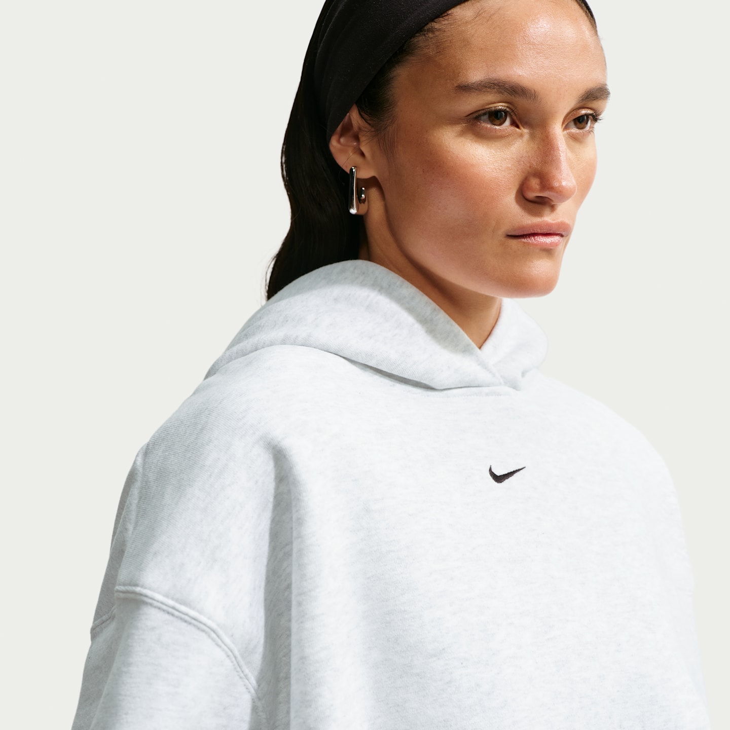 Женское укороченное худи Nike Studio Fleece Medium Weight оверсайз, цвет: Берёзовый меланжевый / Чёрный — фото 3