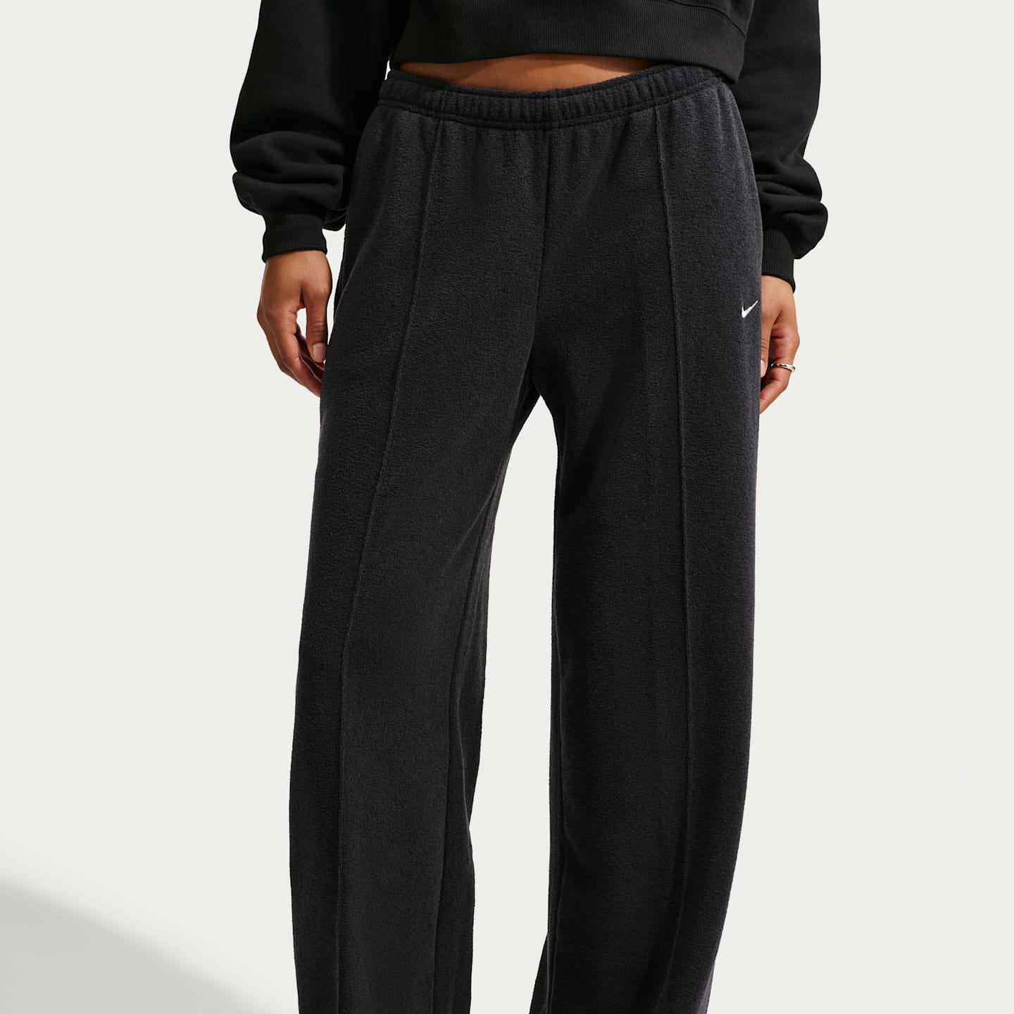 Женские широкие брюки Nike Studio Fleece Plush со средней посадкой, цвет: Чёрный / Молочный — фото 2