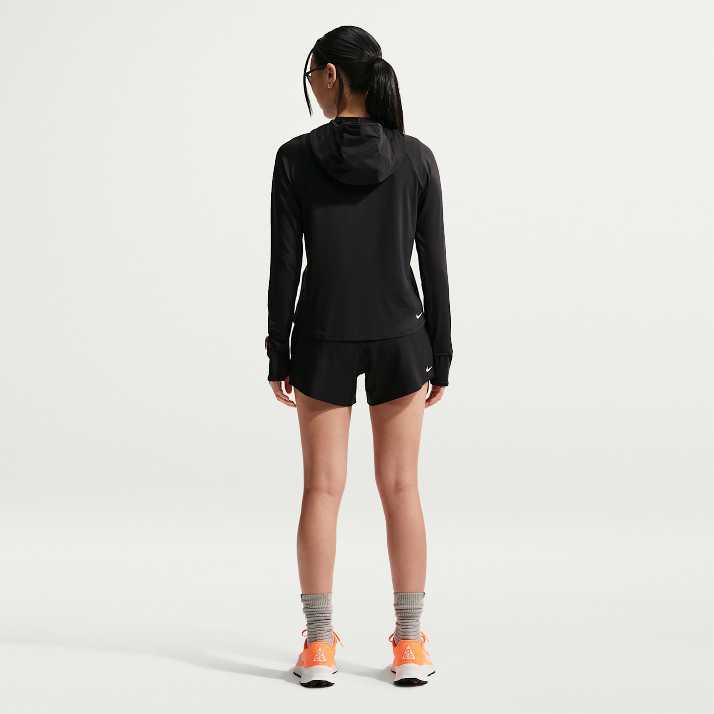 Женский топ Nike ACG UV-Resistant Hooded Trail Running Mid-Layer Top, цвет: Чёрный / Снежный белый — фото 5