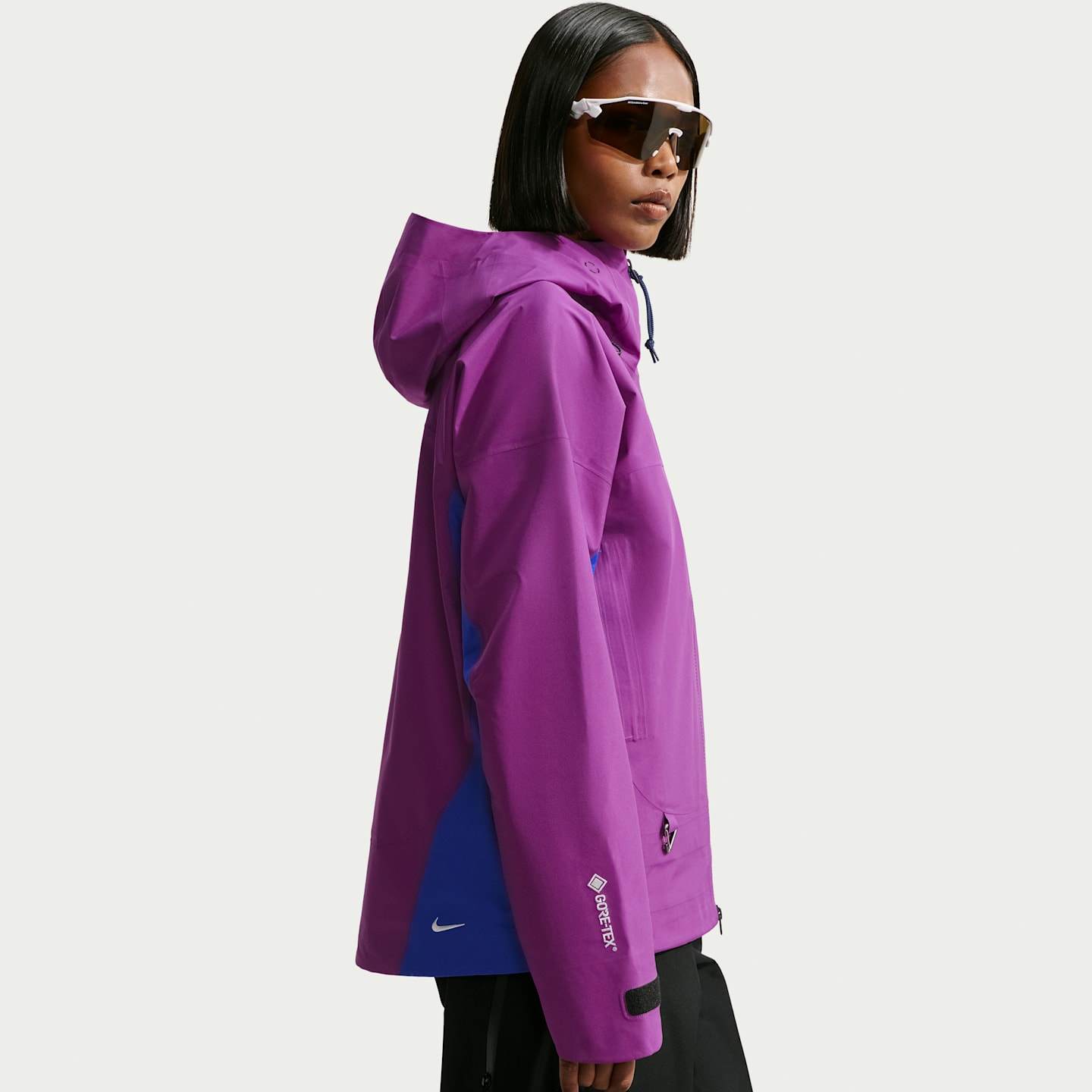 Женская куртка Nike ACG Misery Ridge Storm-FIT Adv GORE-TEX 3L Hiking, цвет: Ягодный / Королевский синий — фото 2