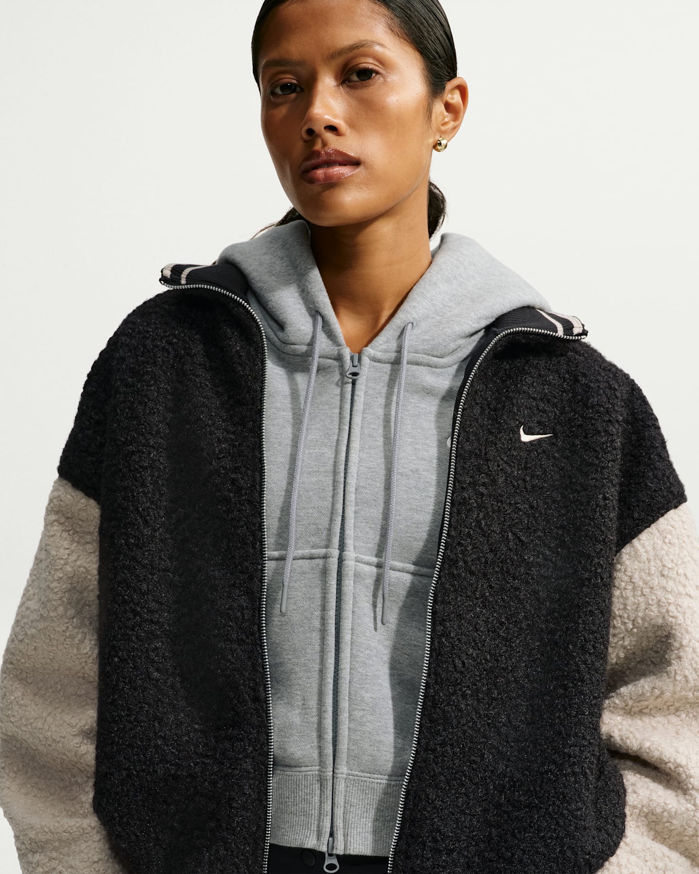 Женская куртка Nike Sportswear из флиса с длинным ворсом оверсайз, цвет: Чёрный / Кремовый — фото 6