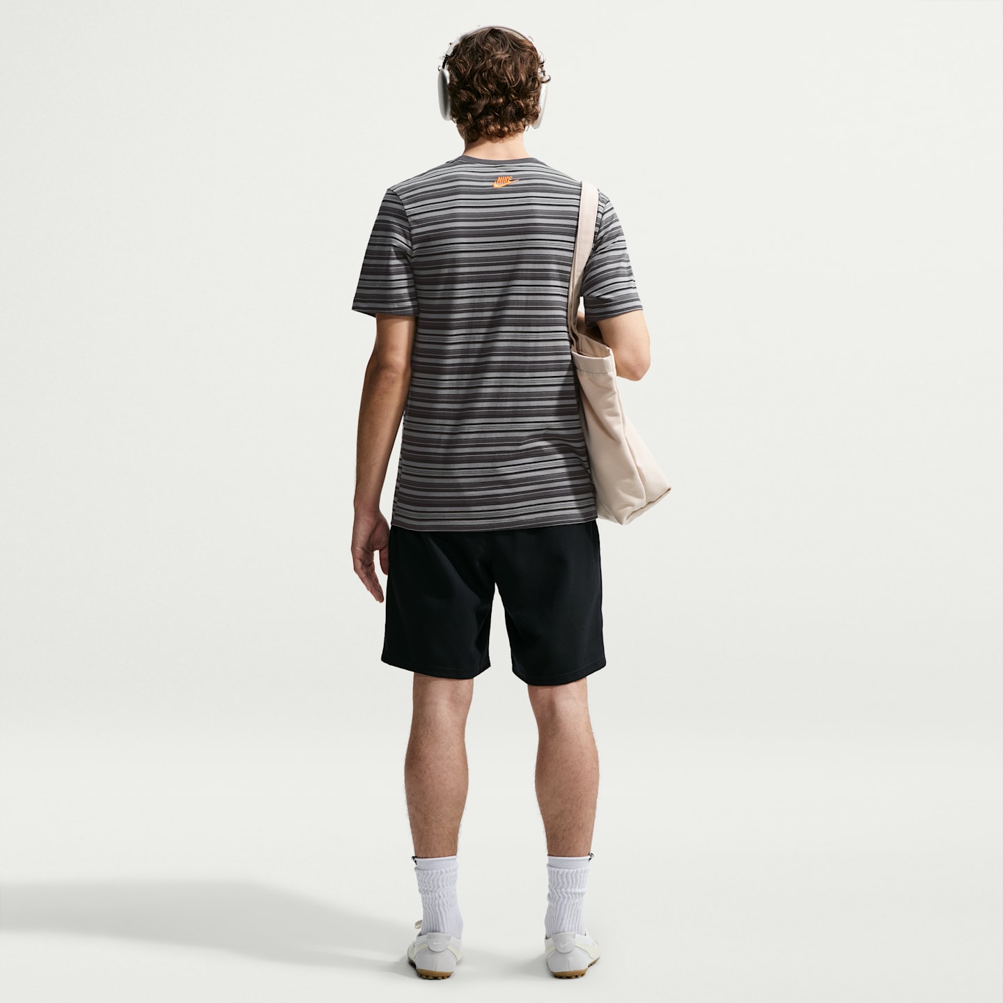 Мужская футболка Nike Sportswear в полоску, цвет: Тёмный дымчатый серый — фото 5