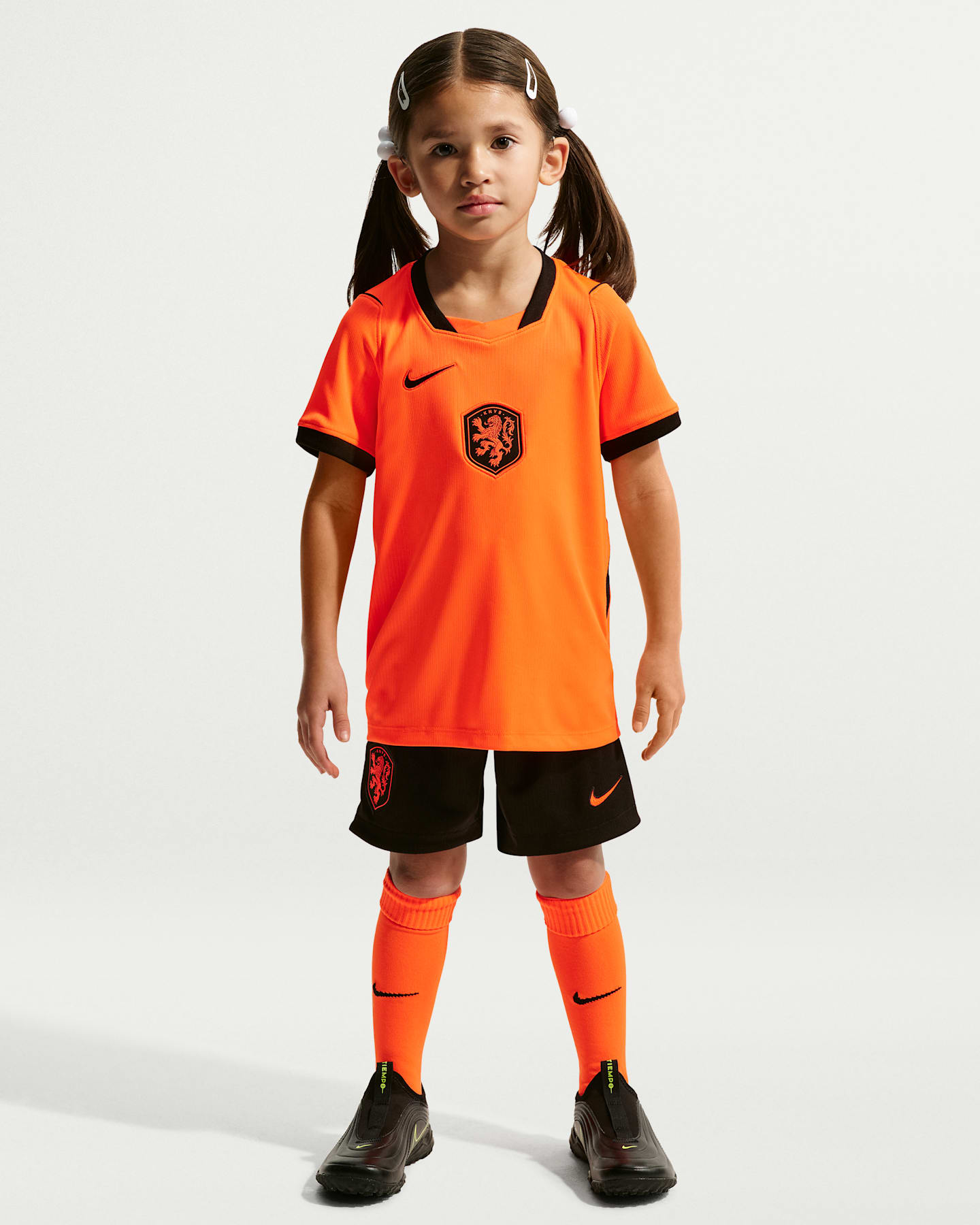 Детский футбольный комплект Nike Netherlands 2026 Stadium Home из 3 предметов, цвет: Малиновый / Чёрный — фото 9