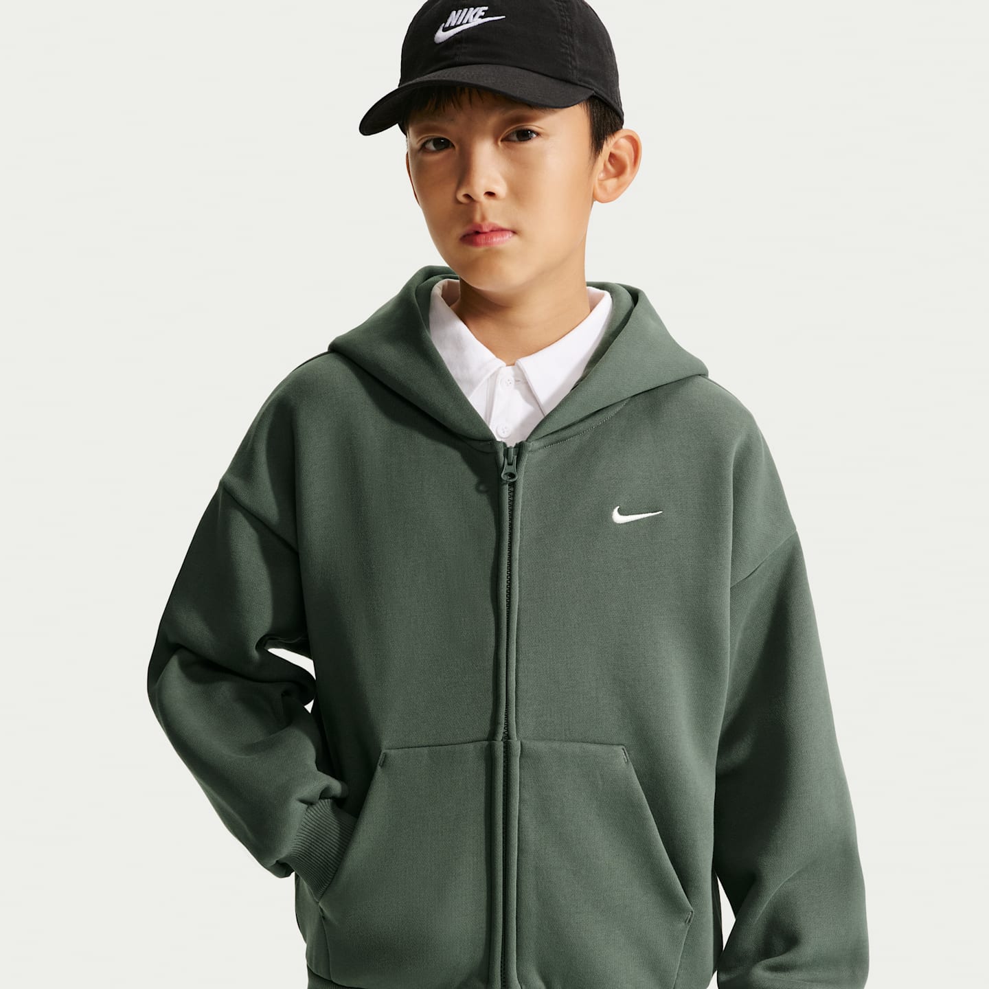 Детское флисовое худи на молнии Nike Sportswear Solo Swoosh, цвет: Камуфляжный зелёный / Молочный