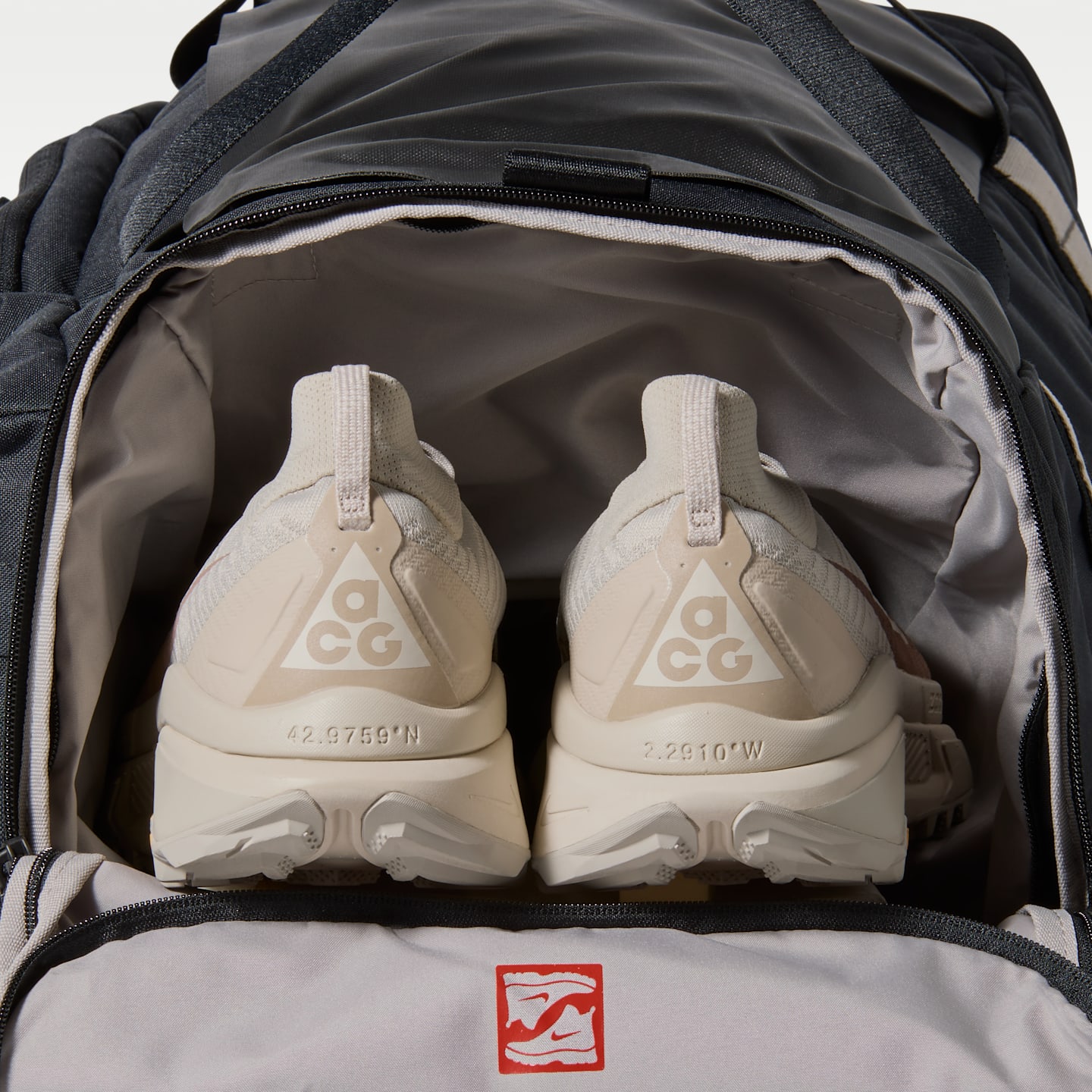 Дорожная сумка Nike ACG Daymax, 60 л, цвет: Чёрный / Серый — фото 9