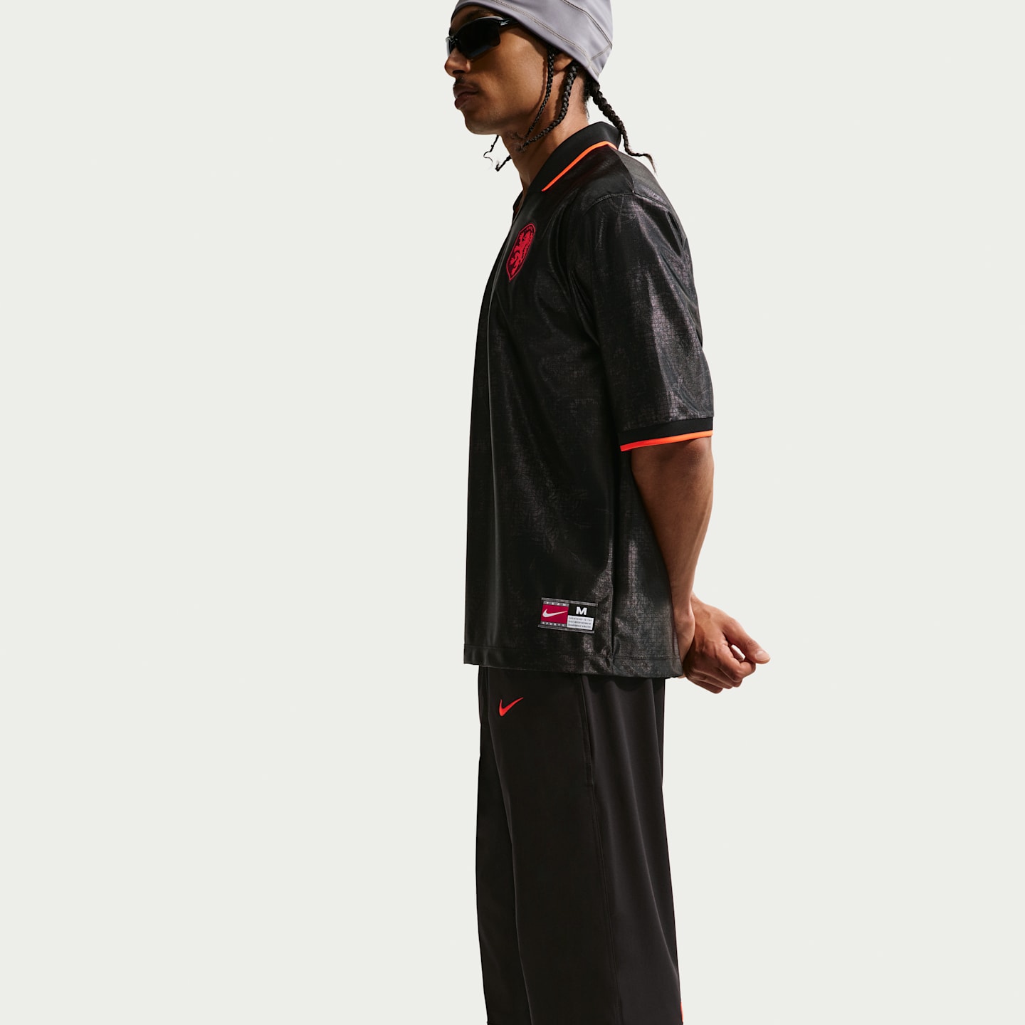 Мужские футбольные тканые брюки Nike Dri-FIT Netherlands Energy, цвет: Чёрный / Малиновый — фото 4