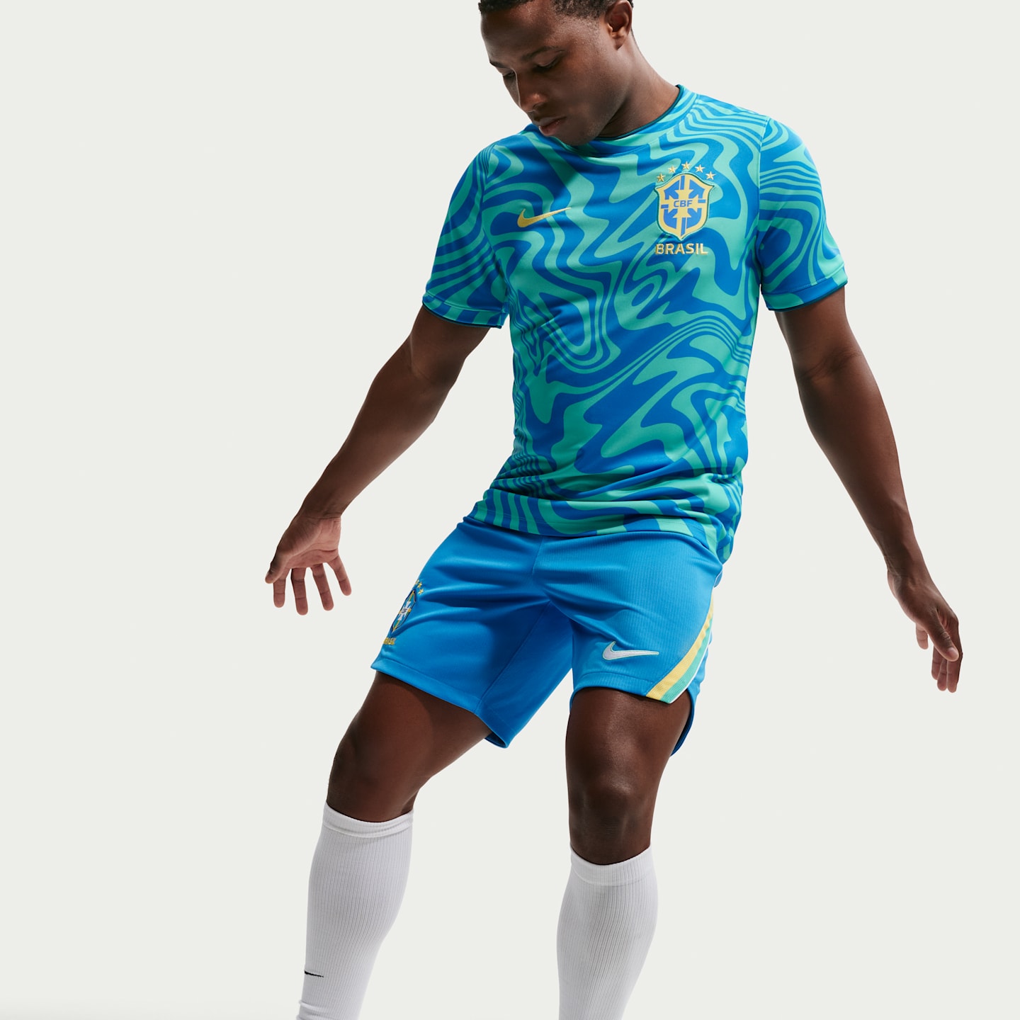 Мужская предматчевая футболка с коротким рукавом Nike Brazil Academy Pro Dri-FIT, цвет: Светлый синий — фото 3