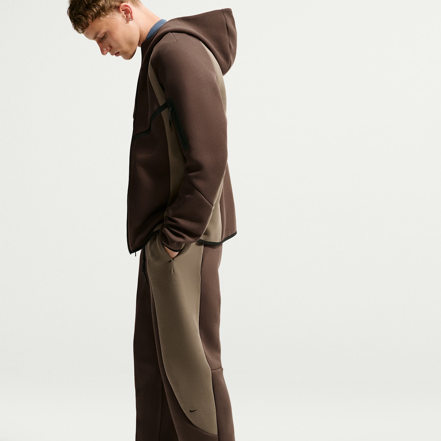 Мужские брюки Nike Tech Color-Block Open-Hem Fleece, цвет: Коричневый / Чёрный — фото 4