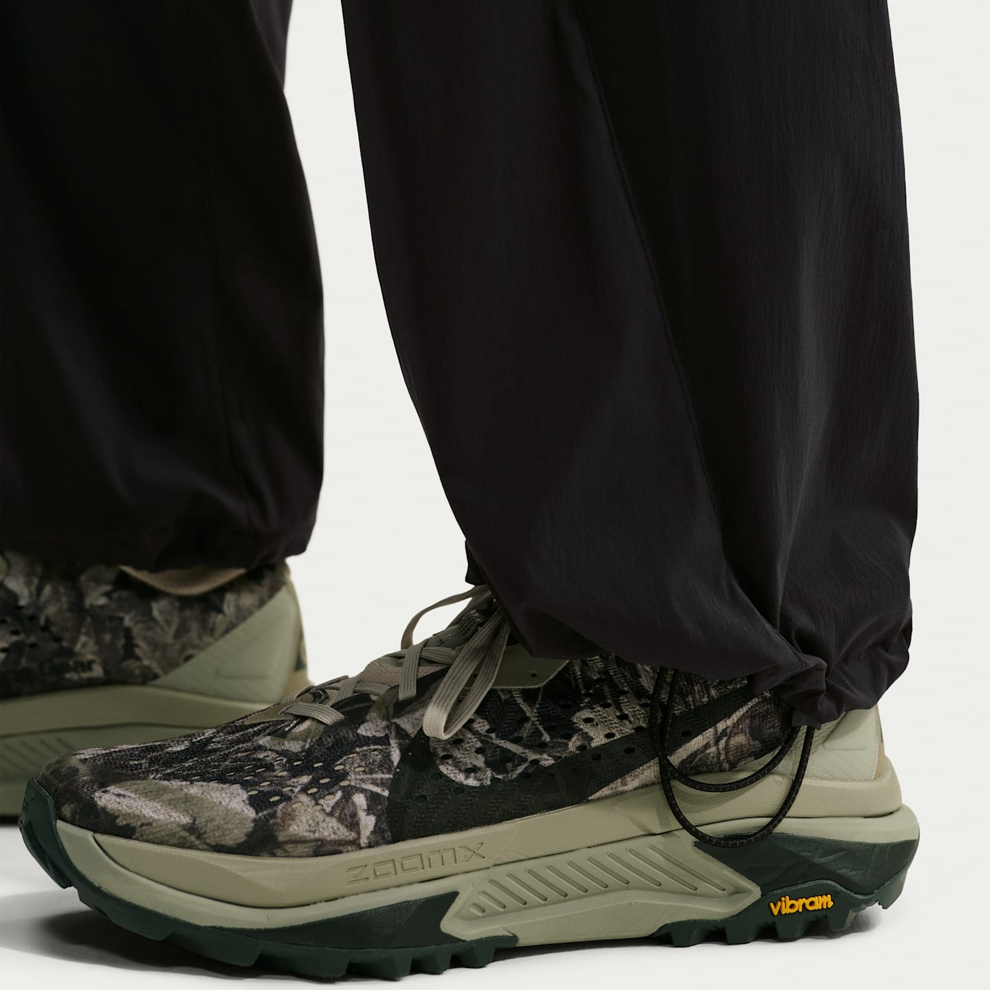 Женские брюки для походов Nike ACG High Stakes, цвет: Чёрный / Снежный белый — фото 6