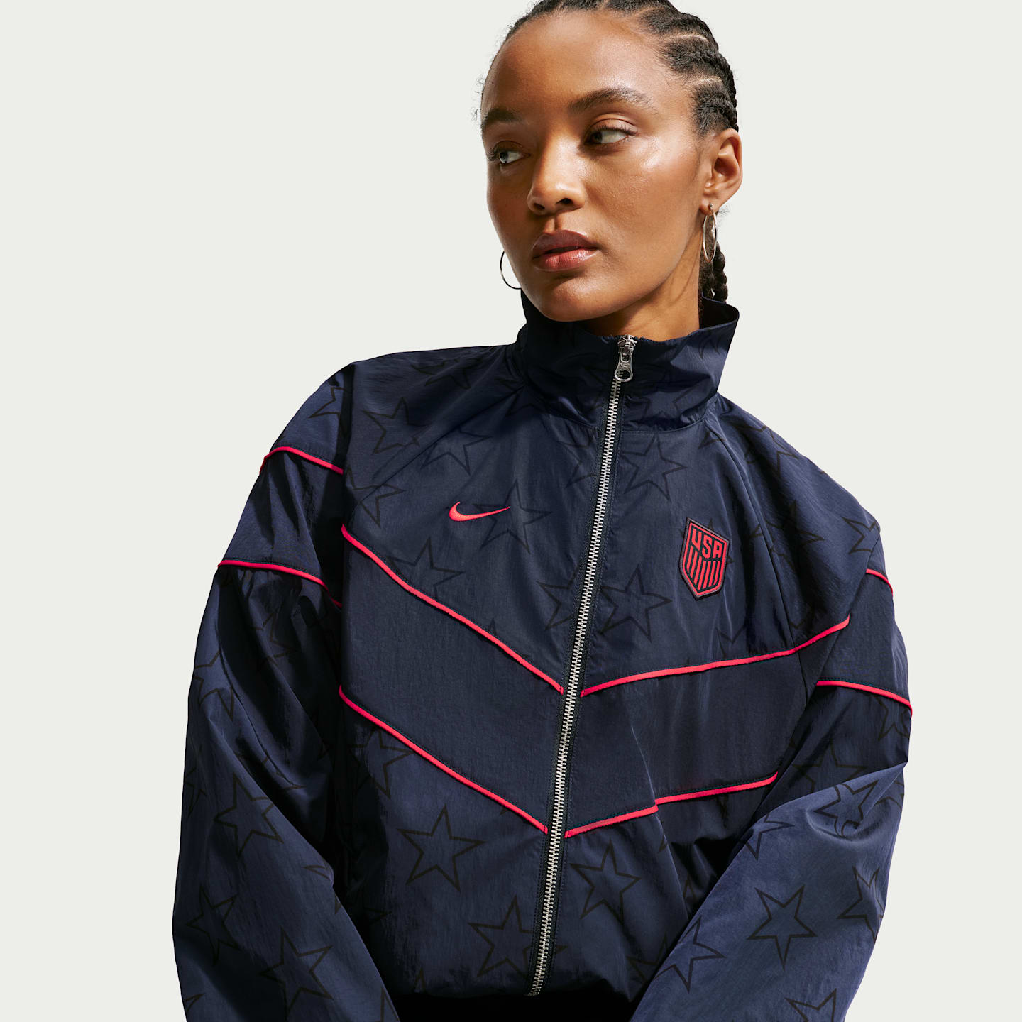 Женская футбольная тканая куртка с УФ-защитой Nike Usmnt Windrunner, цвет: Обсидиановый / Красный — фото 3