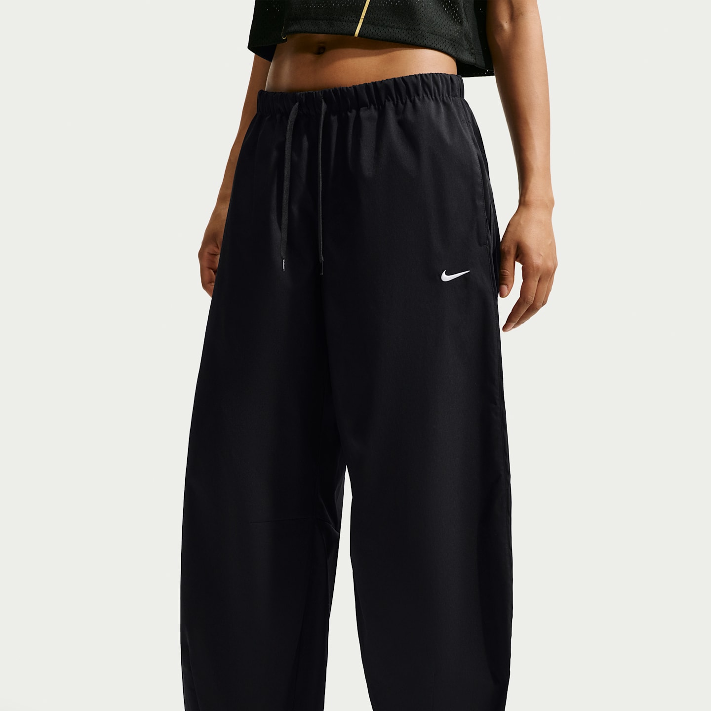 Женские брюки-бочонки Nike Sportswear свободного кроя со средней посадкой, цвет: Чёрный / Молочный — фото 2
