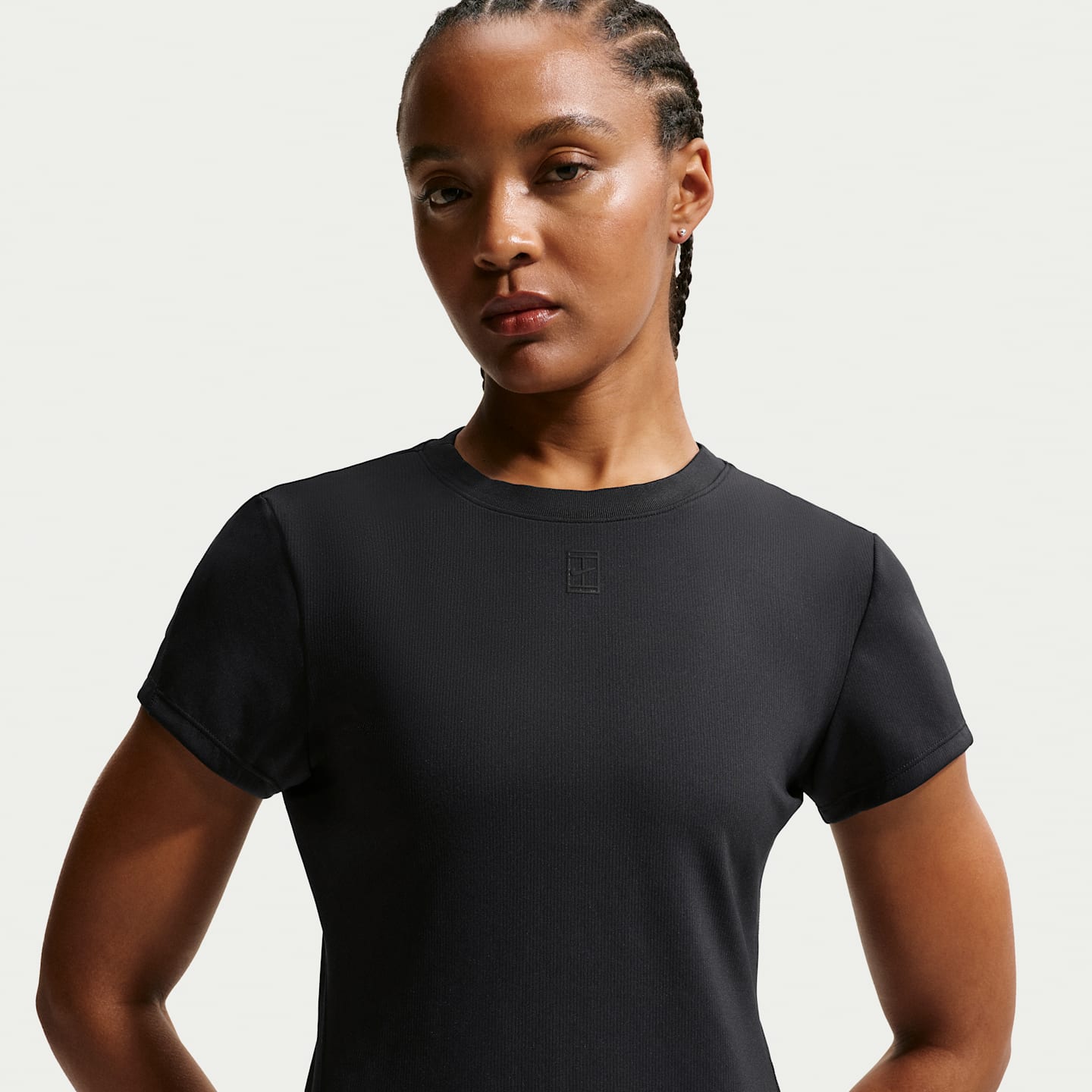 Женская теннисная футболка NikeCourt Advantage Dri-FIT с коротким рукавом, цвет: Чёрный — фото 1