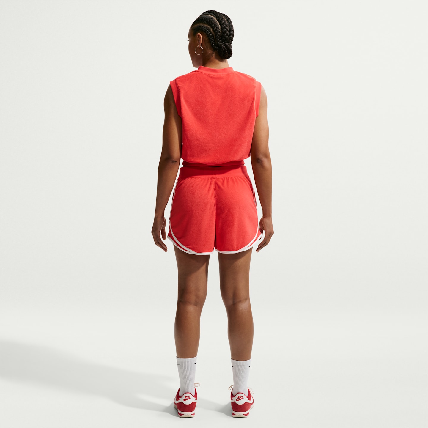 Женские шорты Nike Sportswear Chill Terry со средней посадкой, цвет: Малиновый / Молочный — фото 5