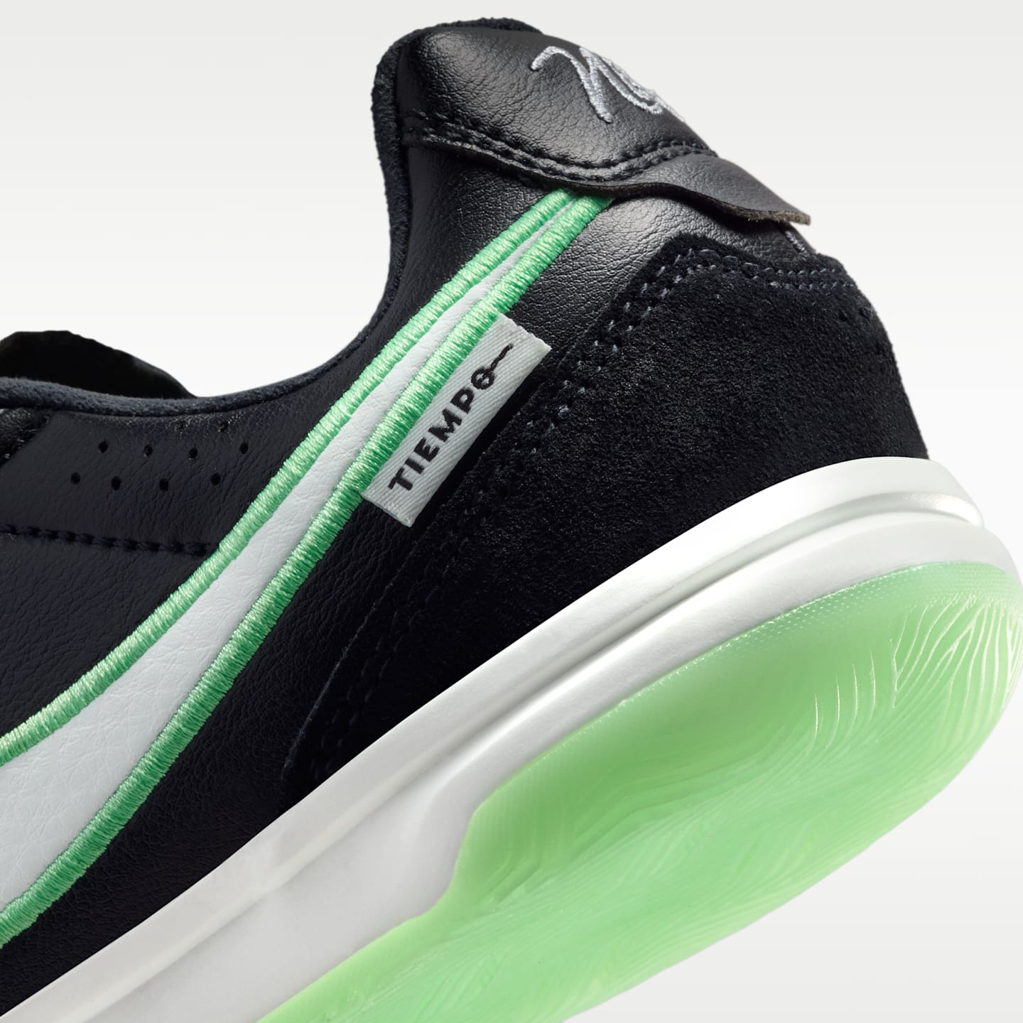 Детские кроссовки Nike Jr. Tiempo Streetgato Indoor/Court Low-Top Soccer, цвет: Чёрный / Зелёный — фото 8