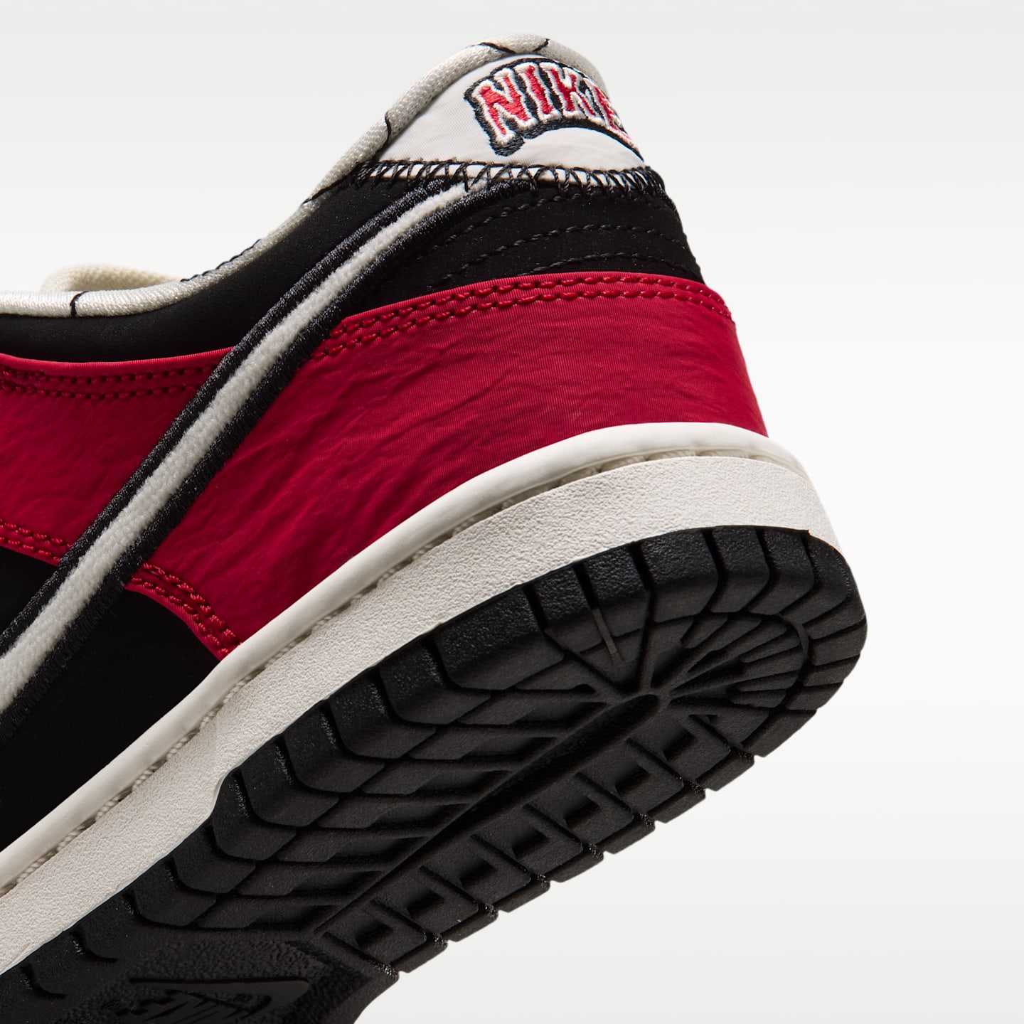 Детские кроссовки Nike Dunk Low LV8 Big Kids' Shoes, цвет: Чёрный / Красный — фото 8
