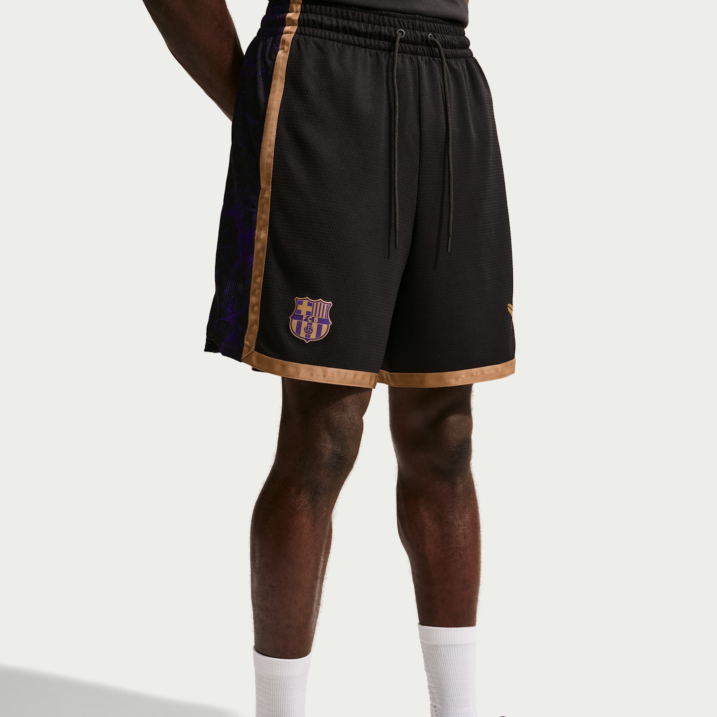 Мужские шорты Nike FC Barcelona Away Kobe Dri-FIT Soccer, цвет: Чёрный / Золотой — фото 2