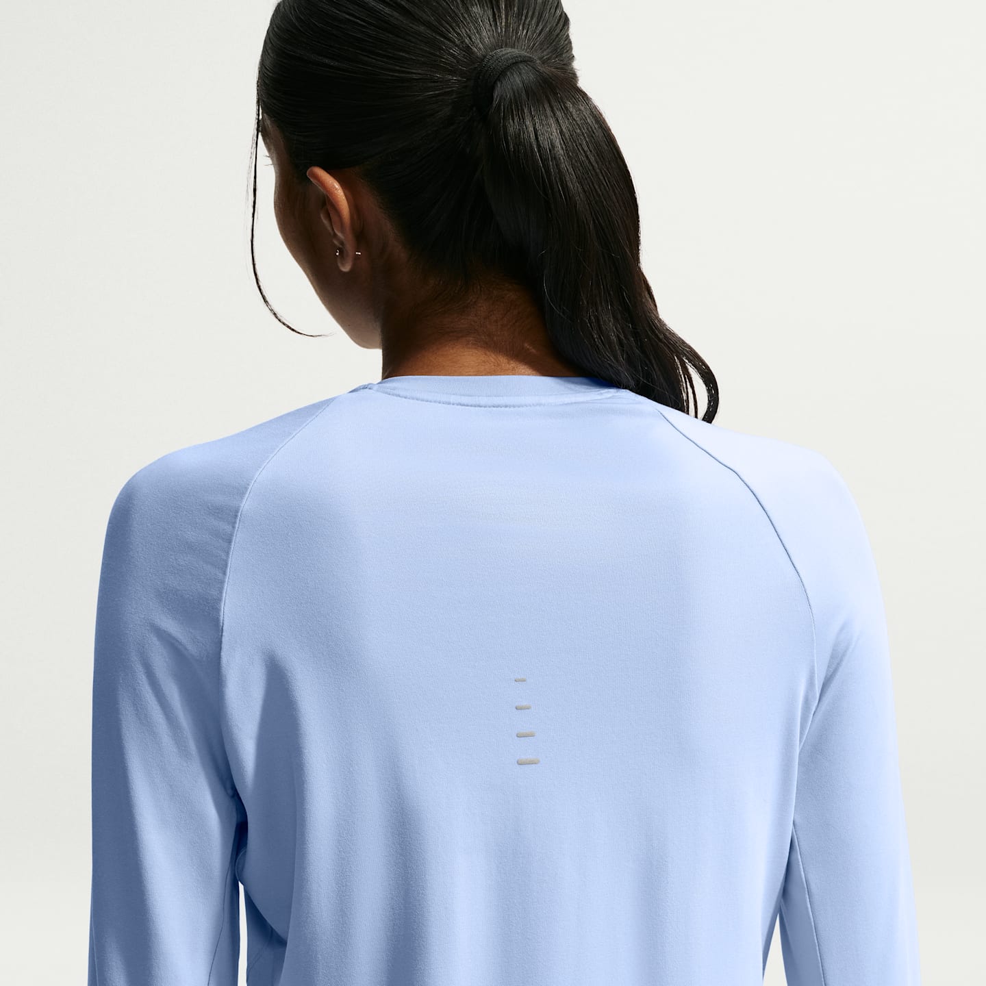 Женский беговой лонгслив Nike Swift Dri-FIT UV с круглым вырезом, цвет: Серебристый — фото 2