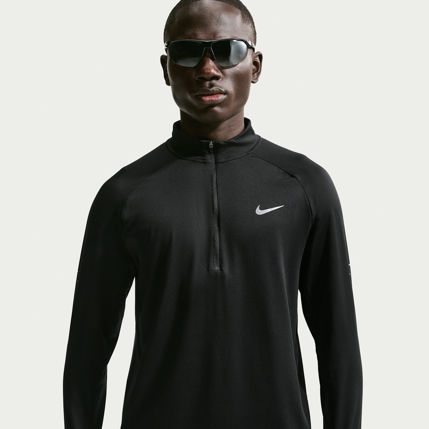 Мужской беговой промежуточный слой Nike Stride Dri-FIT на молнии 1/2, цвет: Чёрный — фото 1