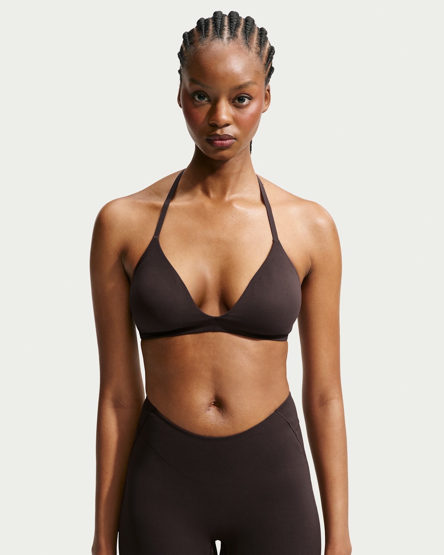 Женский спортивный бюстгальтер NikeSKIMS Studio Stretch треугольной формы, цвет: Кофейный — фото 13