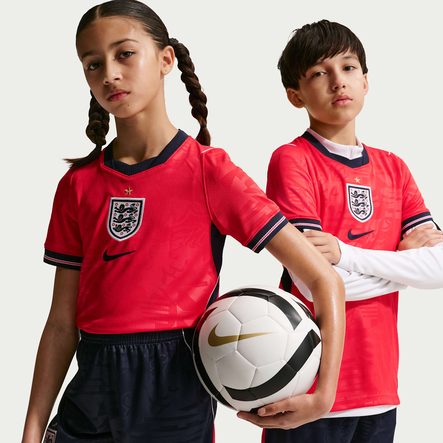Детский топ Nike England National Team 2026 Stadium Home Big Kids' Dri-FIT Soccer Jersey, цвет: Красный / Обсидиановый — фото 1