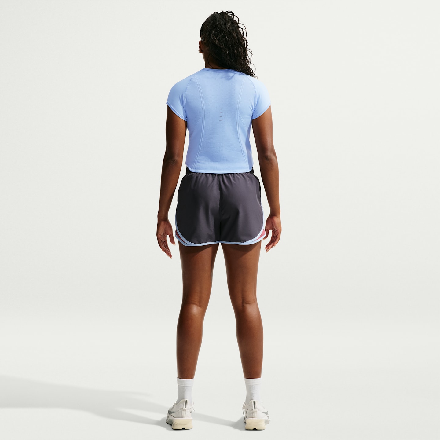 Женская беговая футболка Nike Swift Dri-FIT бесшовная с коротким рукавом, цвет: Серебристый / Серый — фото 5