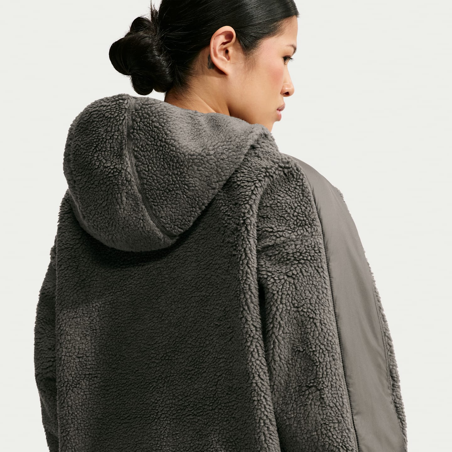 Женская куртка NikeSKIMS Sherpa Oversized Full-Zip Hooded, цвет: Обсидиановый — фото 2